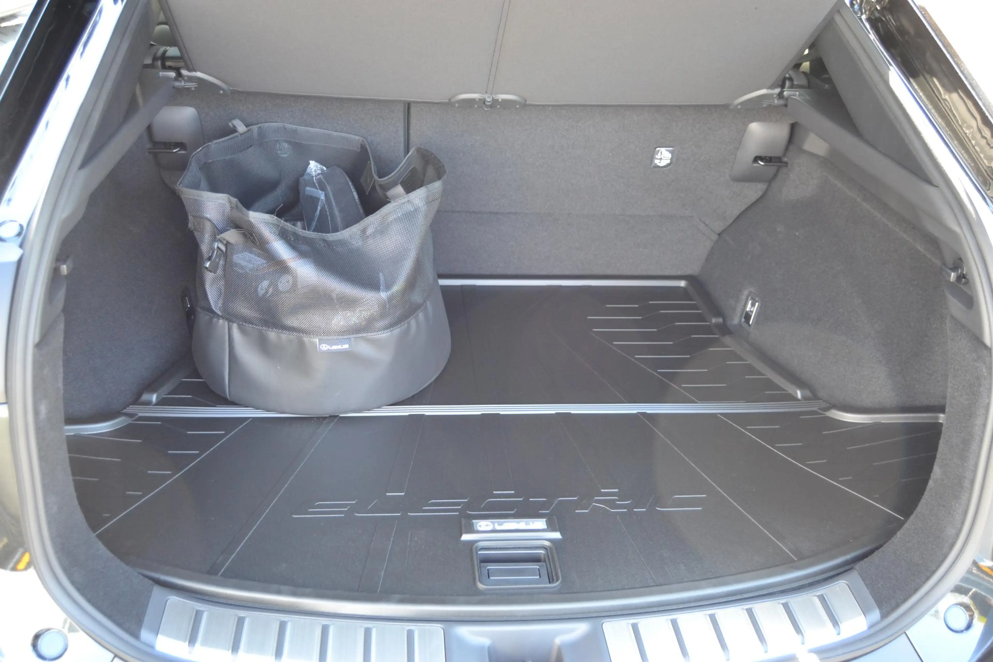 Lexus RZ 350e Luxury Line 77 kWh DIRECT LEVERBAAR 360-CAM S — photo 32