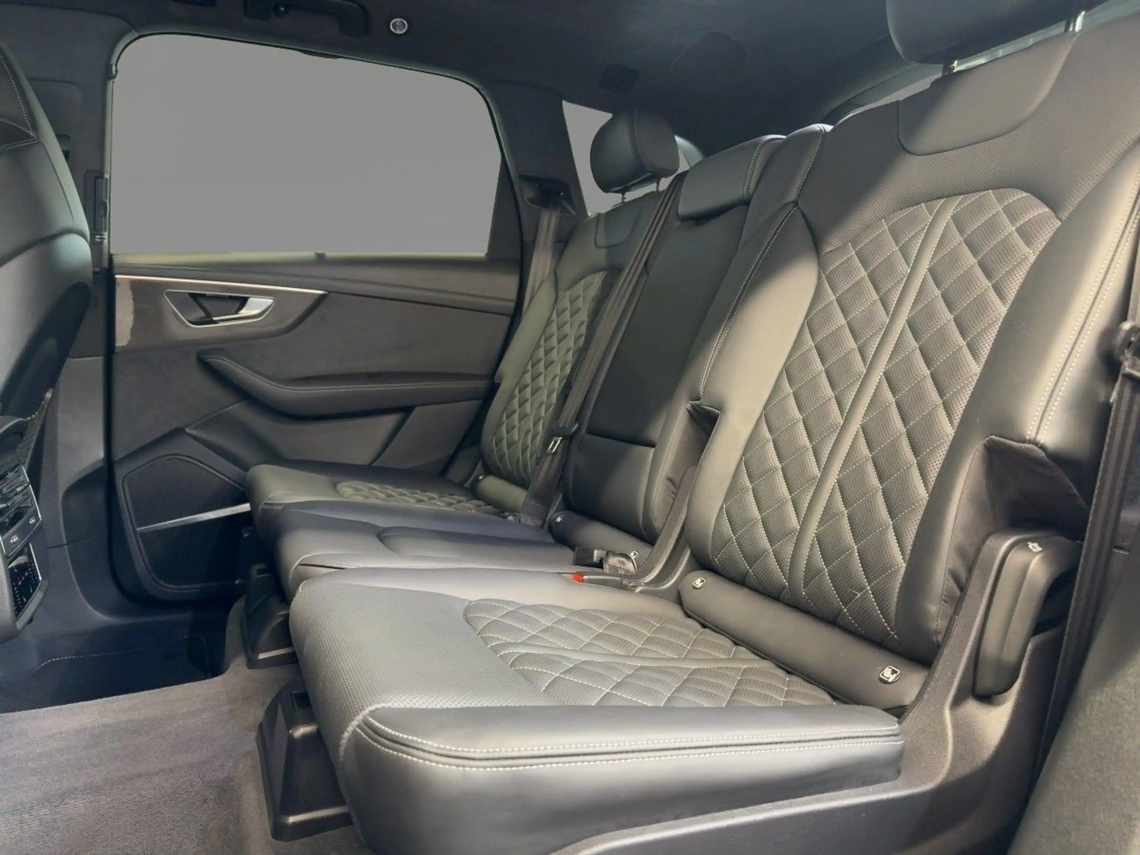 Audi SQ7 competition plus 4.0 TFSI quattro HuD AHK Pa — photo 9
