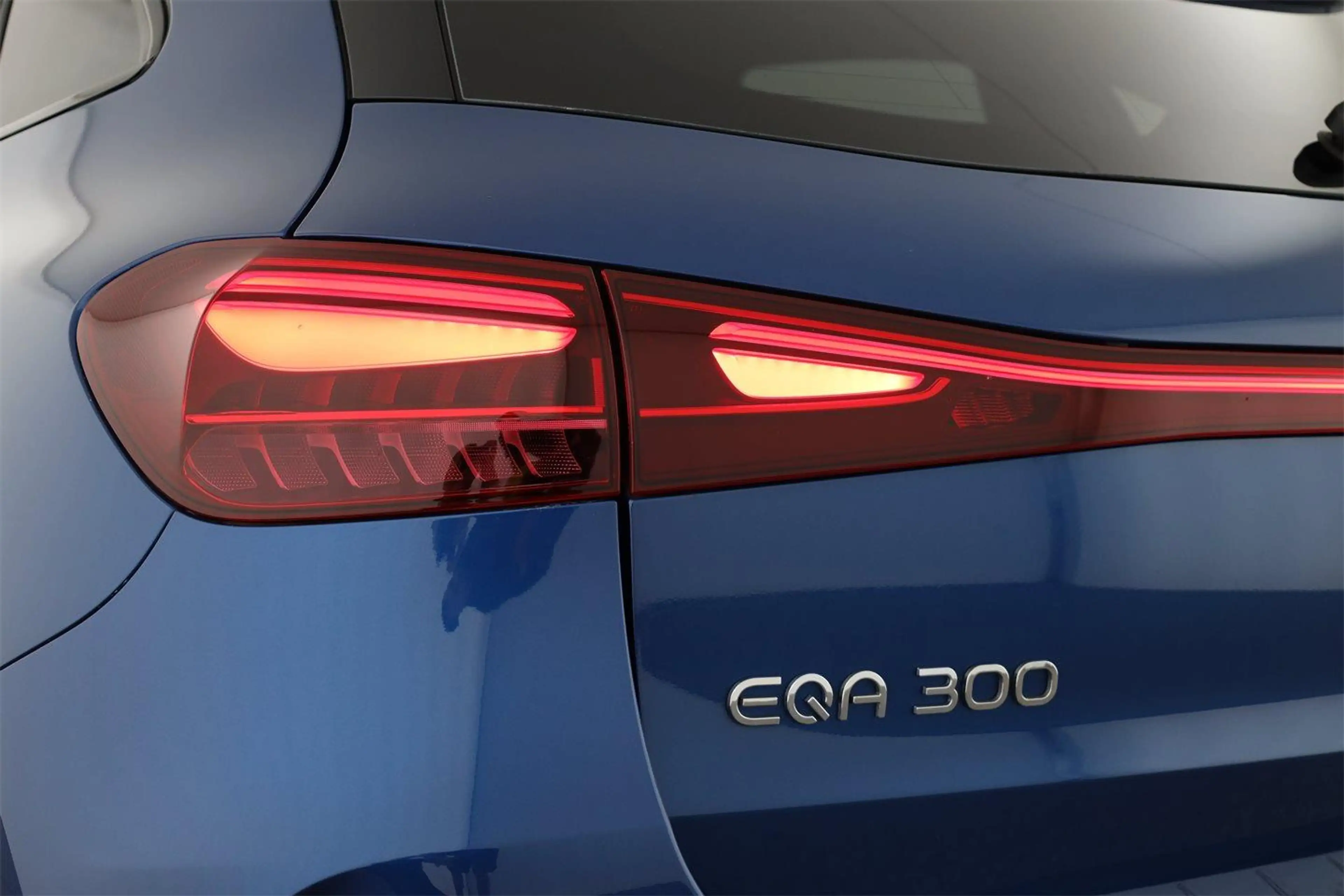 Mercedes-Benz EQA 300 4M AMG Line AHK — photo 10