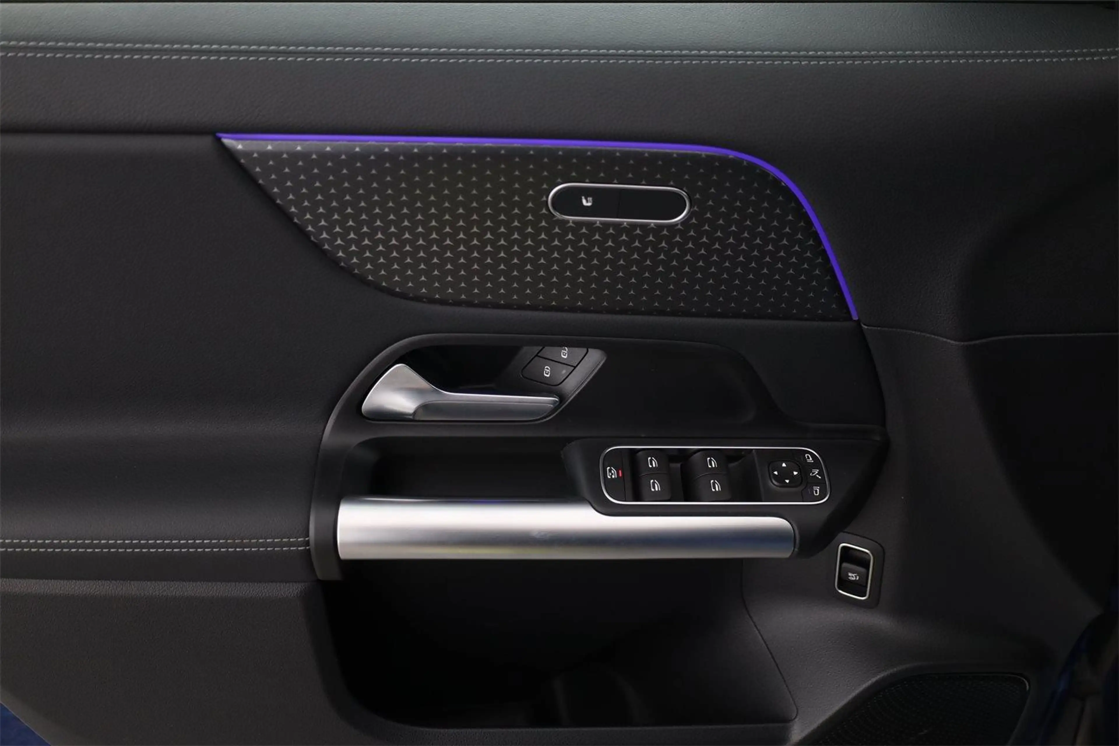 Mercedes-Benz EQA 300 4M AMG Line AHK — photo 13