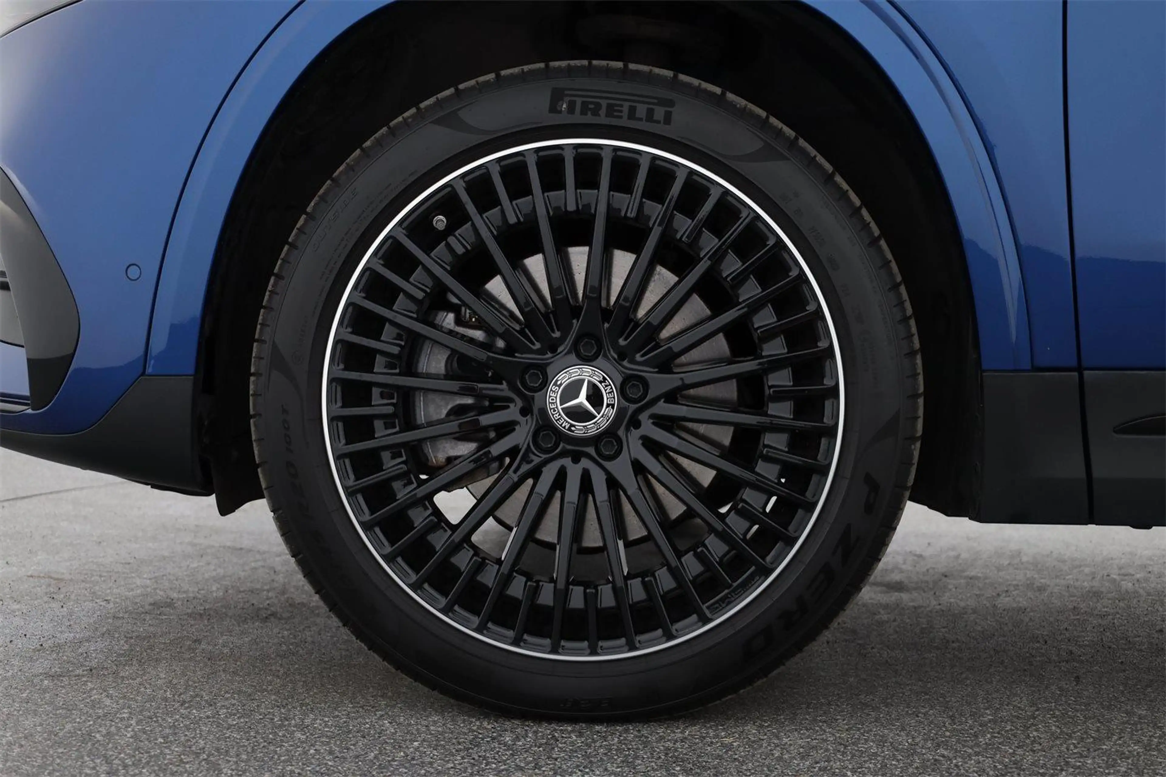 Mercedes-Benz EQA 300 4M AMG Line AHK — photo 11