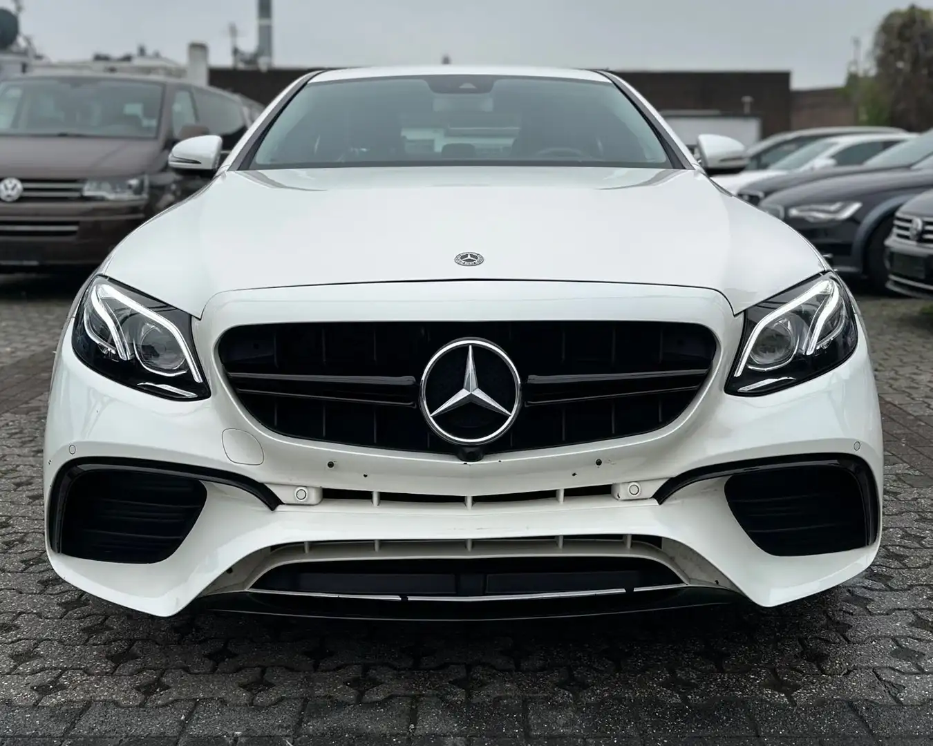 Mercedes-Benz E 200 *E63 AMG UMBAU*AMBIENTE-MULTIBEAM-SHZ Blanco - 1