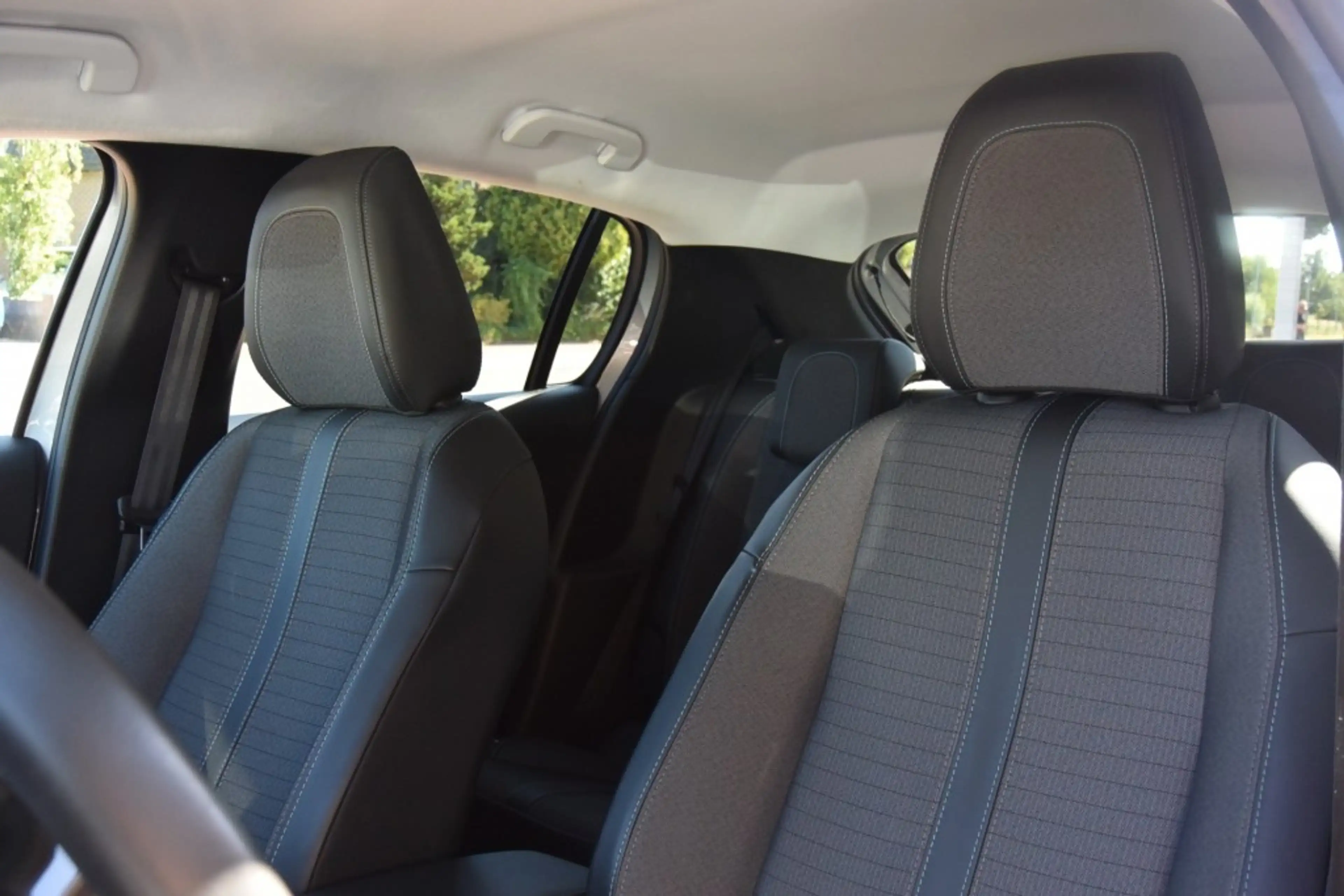 Peugeot 208 BL ALL 50 KWH — photo 12