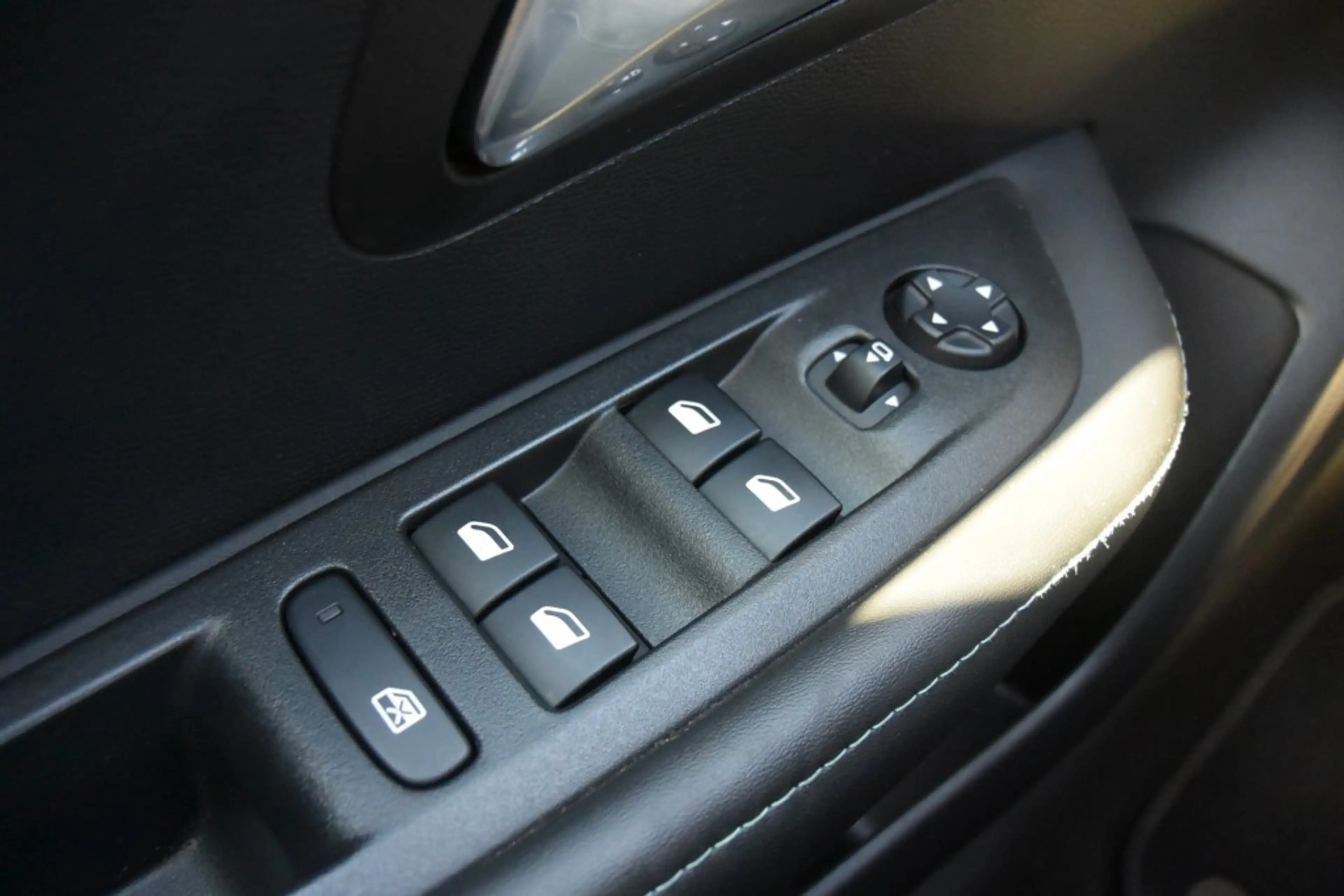 Peugeot 208 BL ALL 50 KWH — photo 14