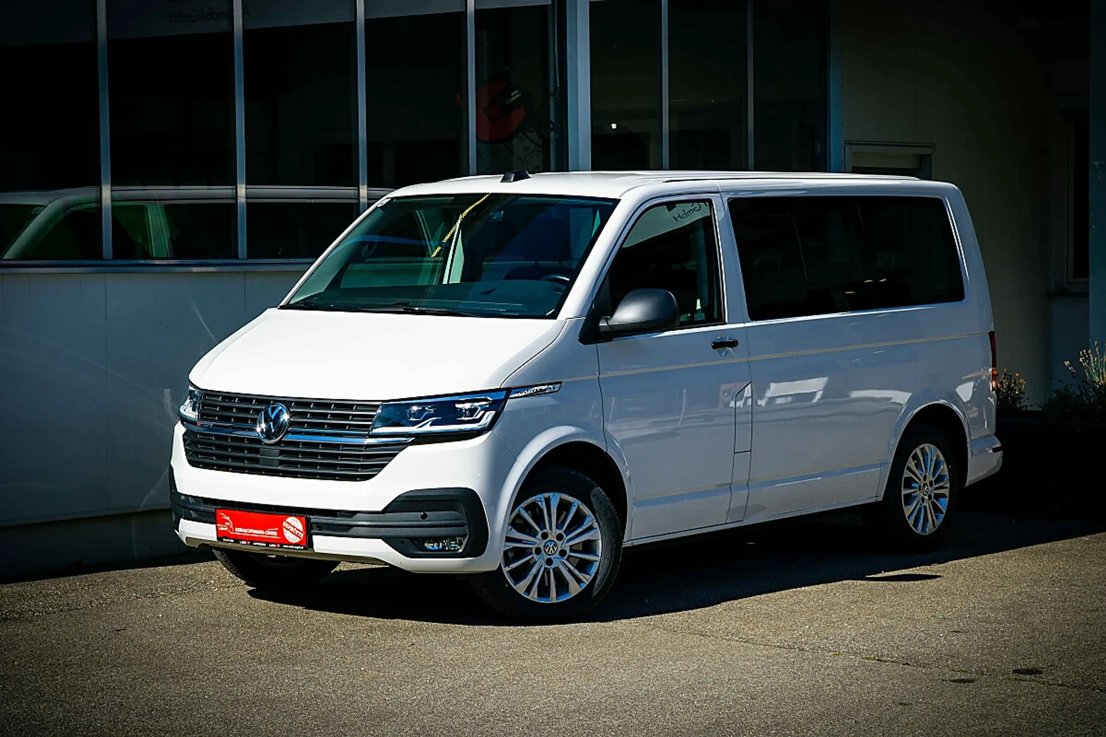 Volkswagen T6.1 Multivan 4Motion DSG *ACC*AHV*STANDHEIZUNG*GARANTIE* — photo 4