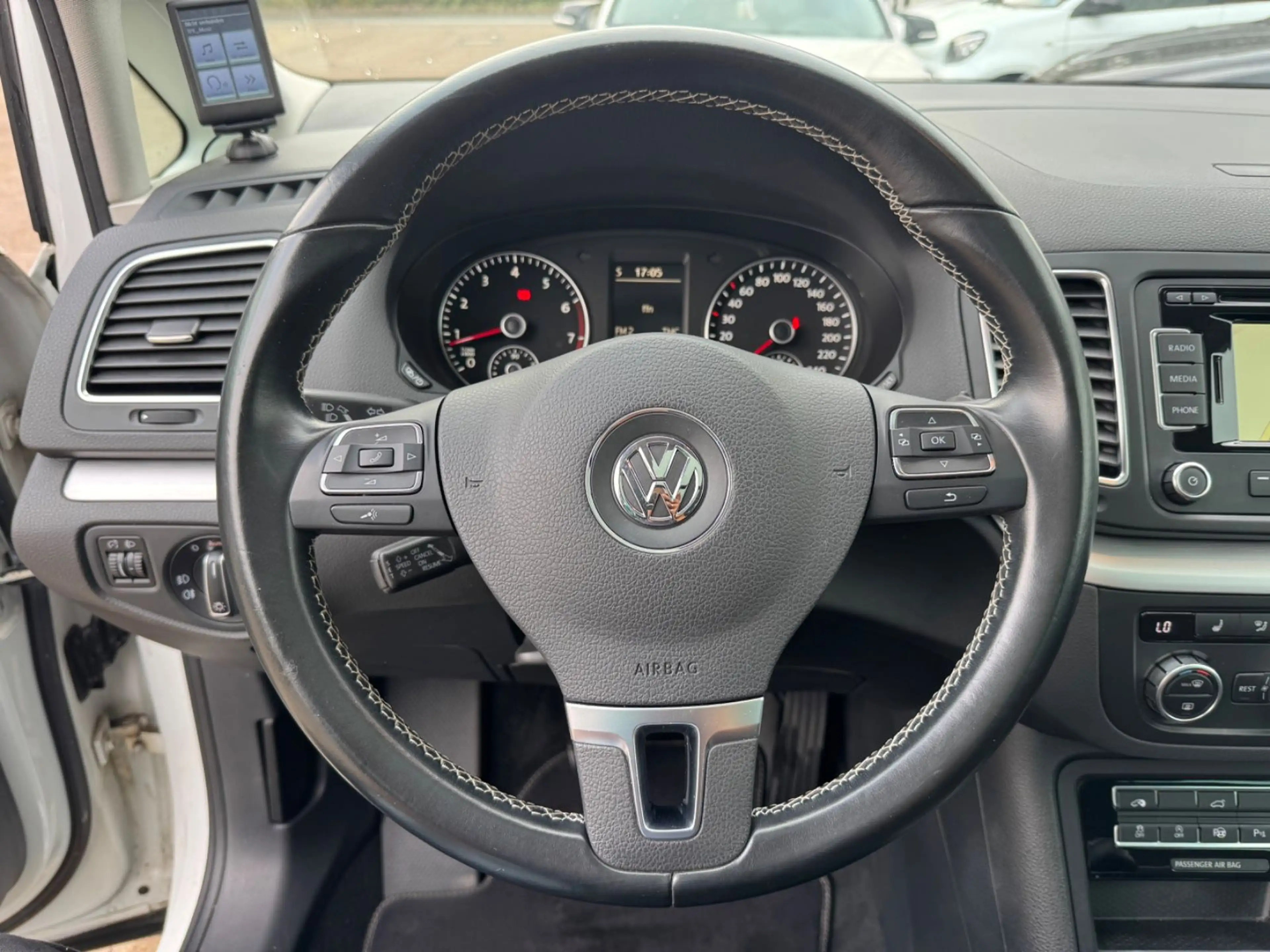 Volkswagen Sharan SHARAN CUP BMT NAVI PANORAMA KAMERA SITZHZG. 18" — photo 13