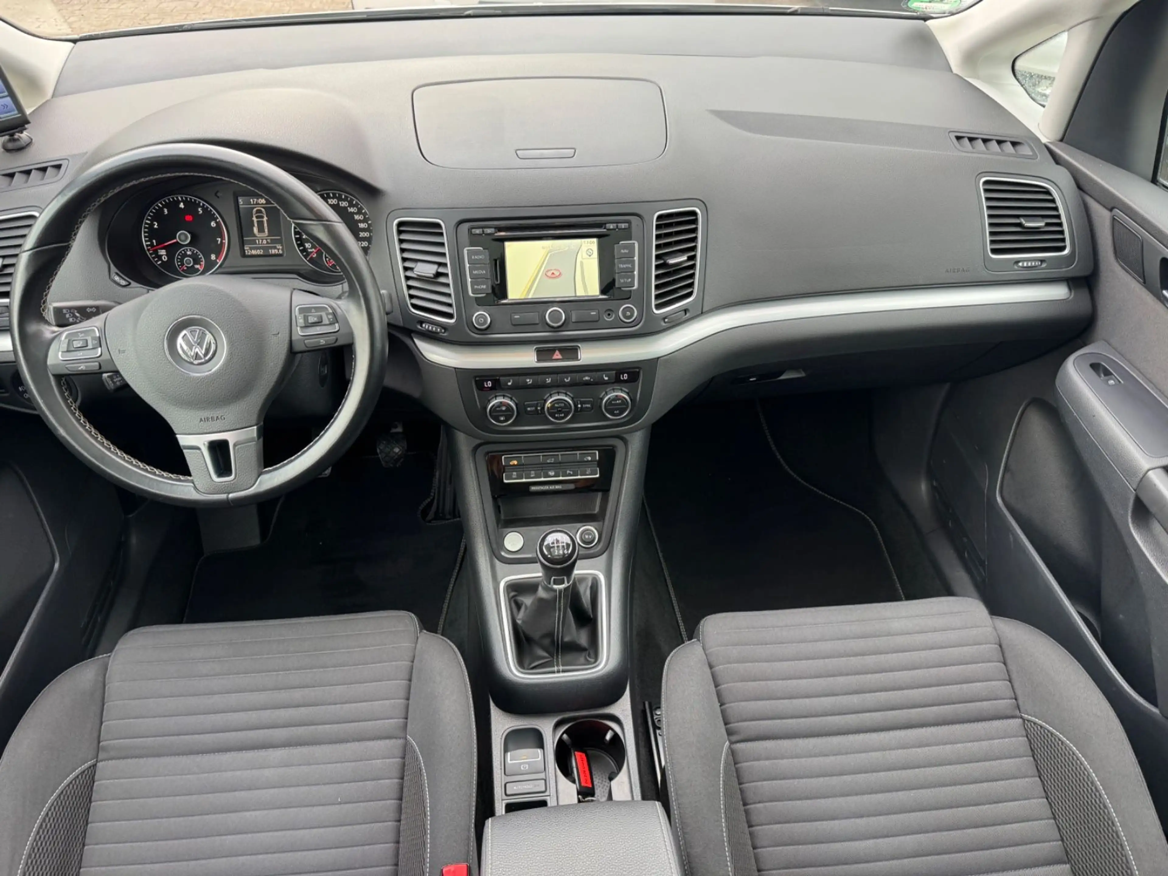 Volkswagen Sharan SHARAN CUP BMT NAVI PANORAMA KAMERA SITZHZG. 18" — photo 11