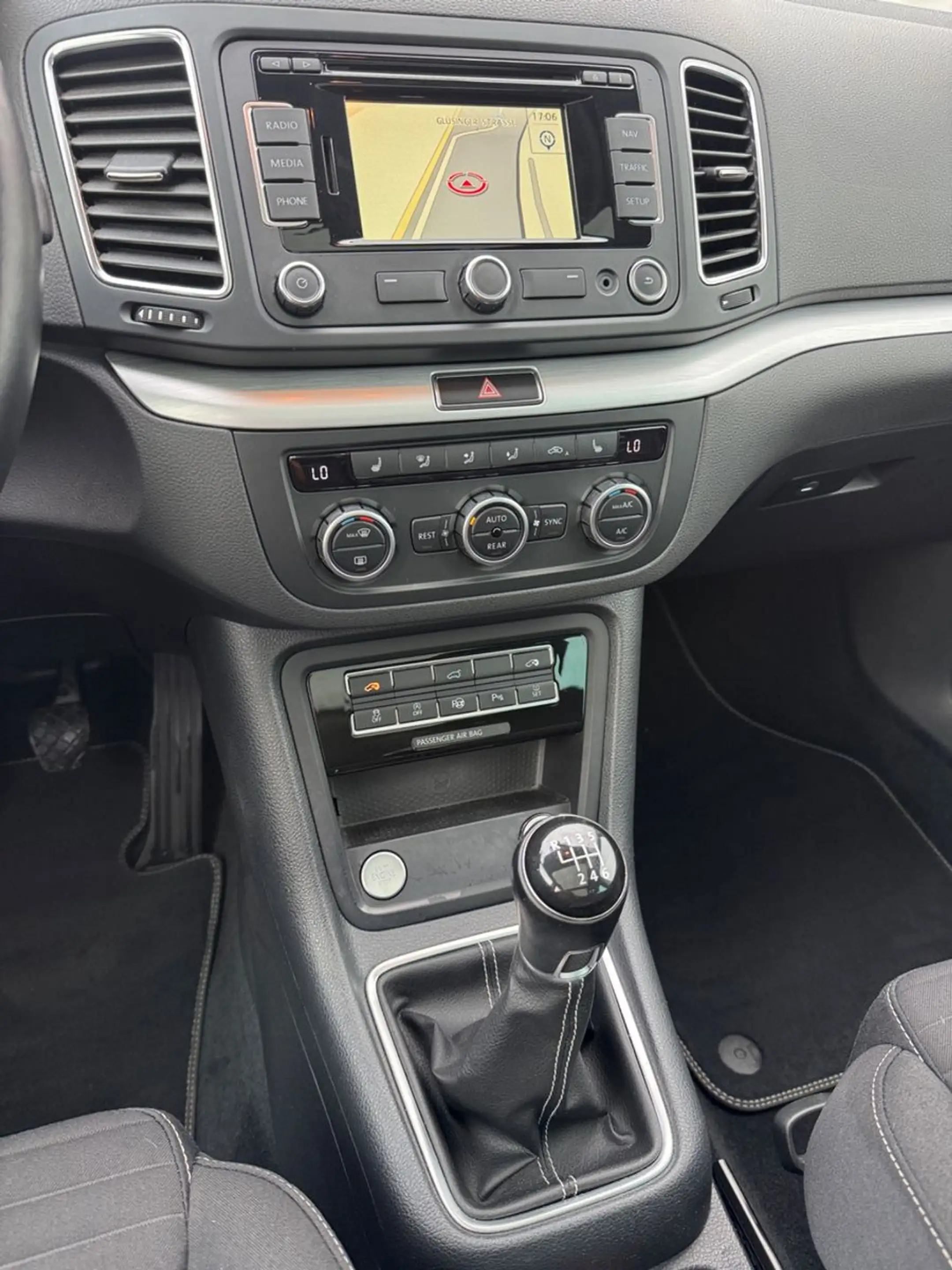 Volkswagen Sharan SHARAN CUP BMT NAVI PANORAMA KAMERA SITZHZG. 18" — photo 14