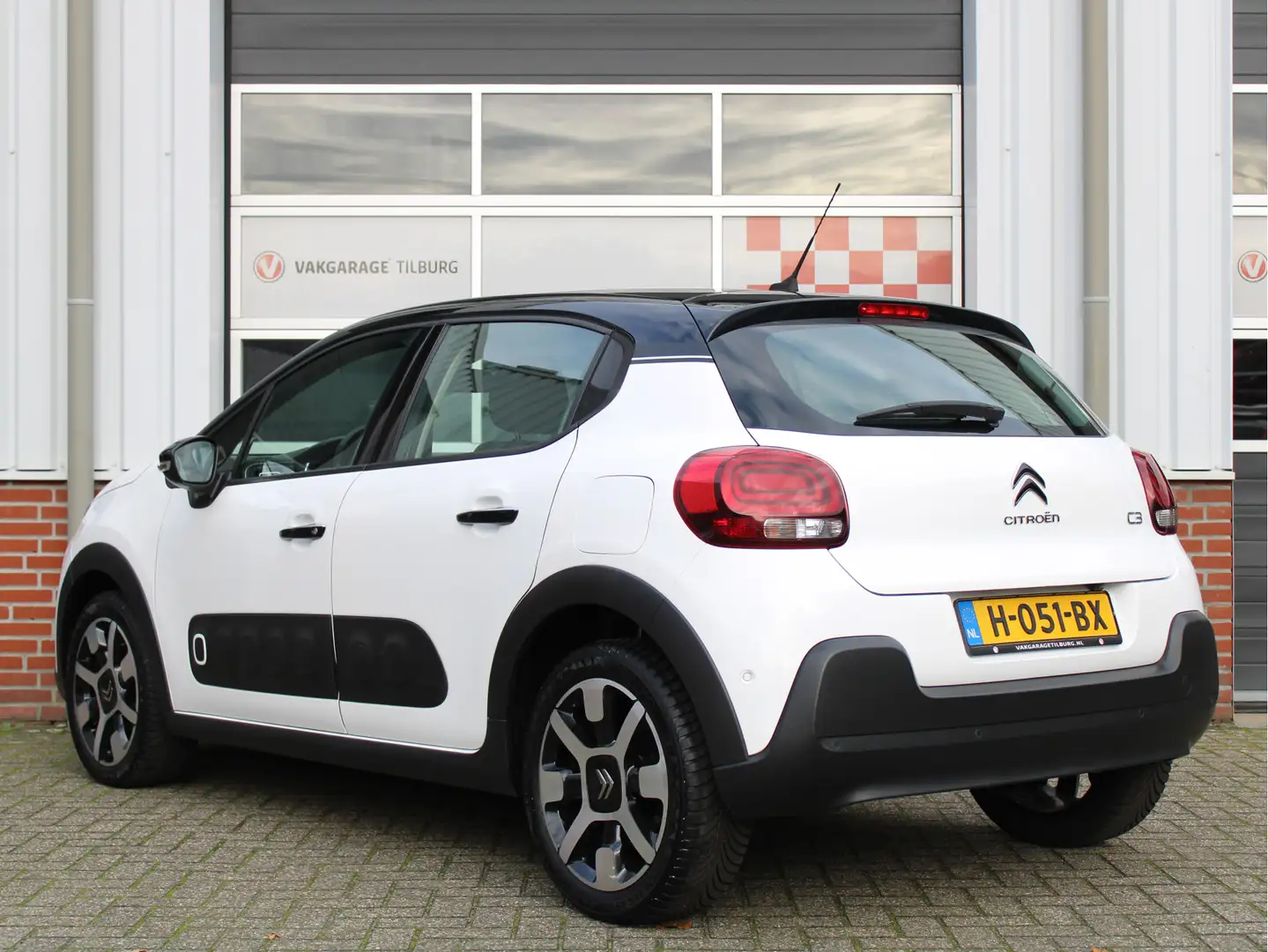 Citroen C3 1.2 PureTech 110PK S&S Business Automaat /NAVI/PDC Wit - 2