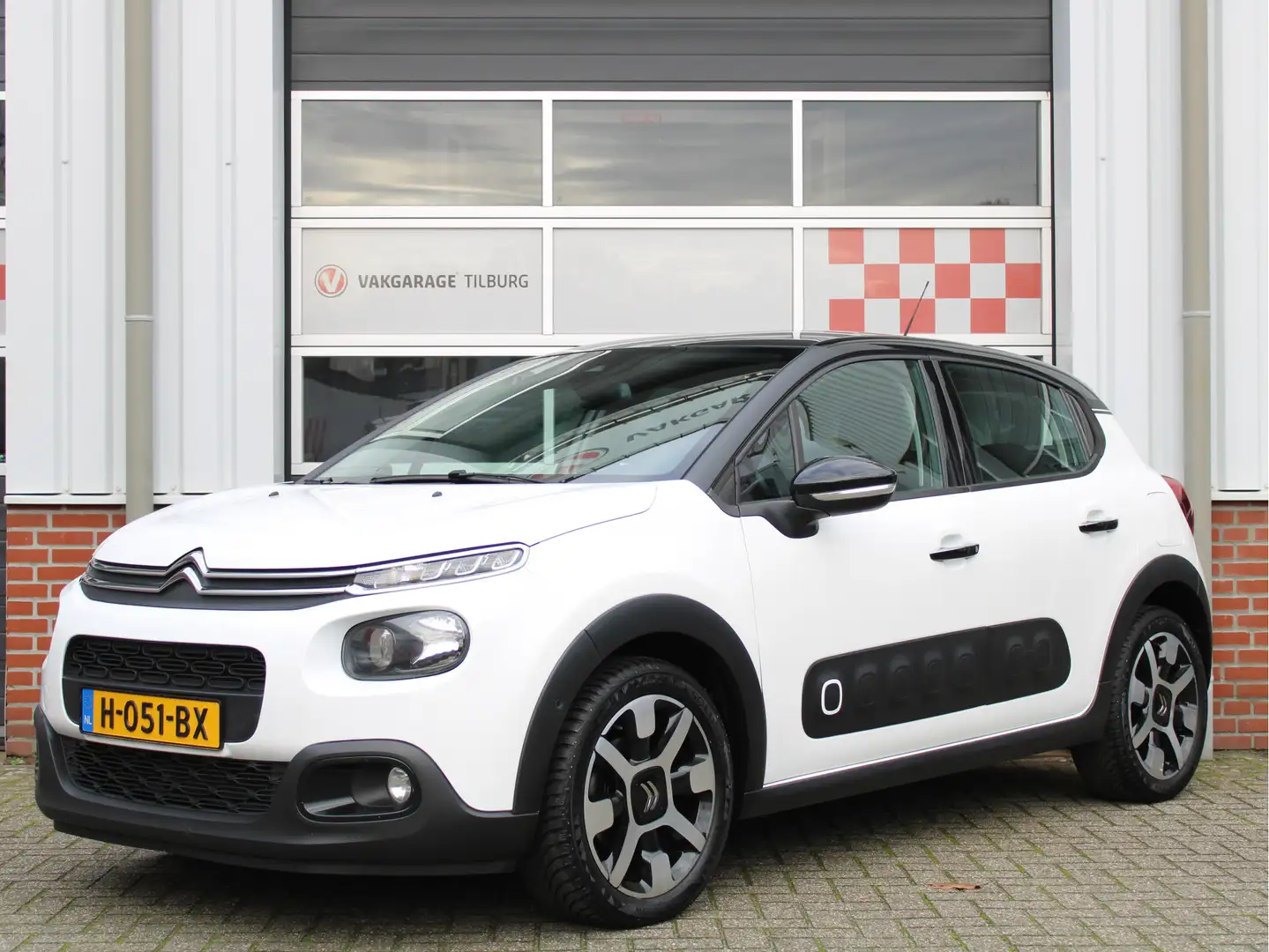 Citroen C3 1.2 PureTech 110PK S&S Business Automaat /NAVI/PDC Wit - 1