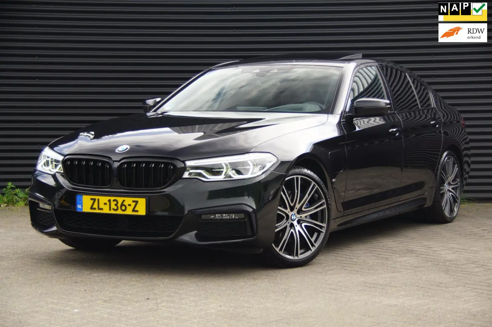 BMW 530 5-serie 530e High Executive | Pano | LED | Sfeerve Zwart - 1
