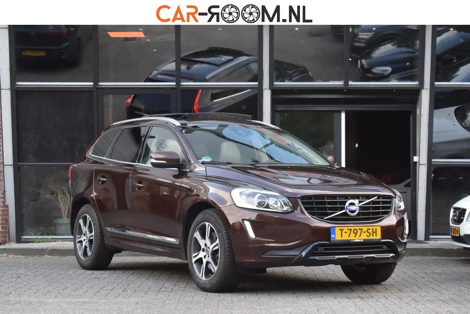 Volvo XC60 3.0 T6 R-Design AWD Pano Leder Keyless Elekstoelen Bruin - 1