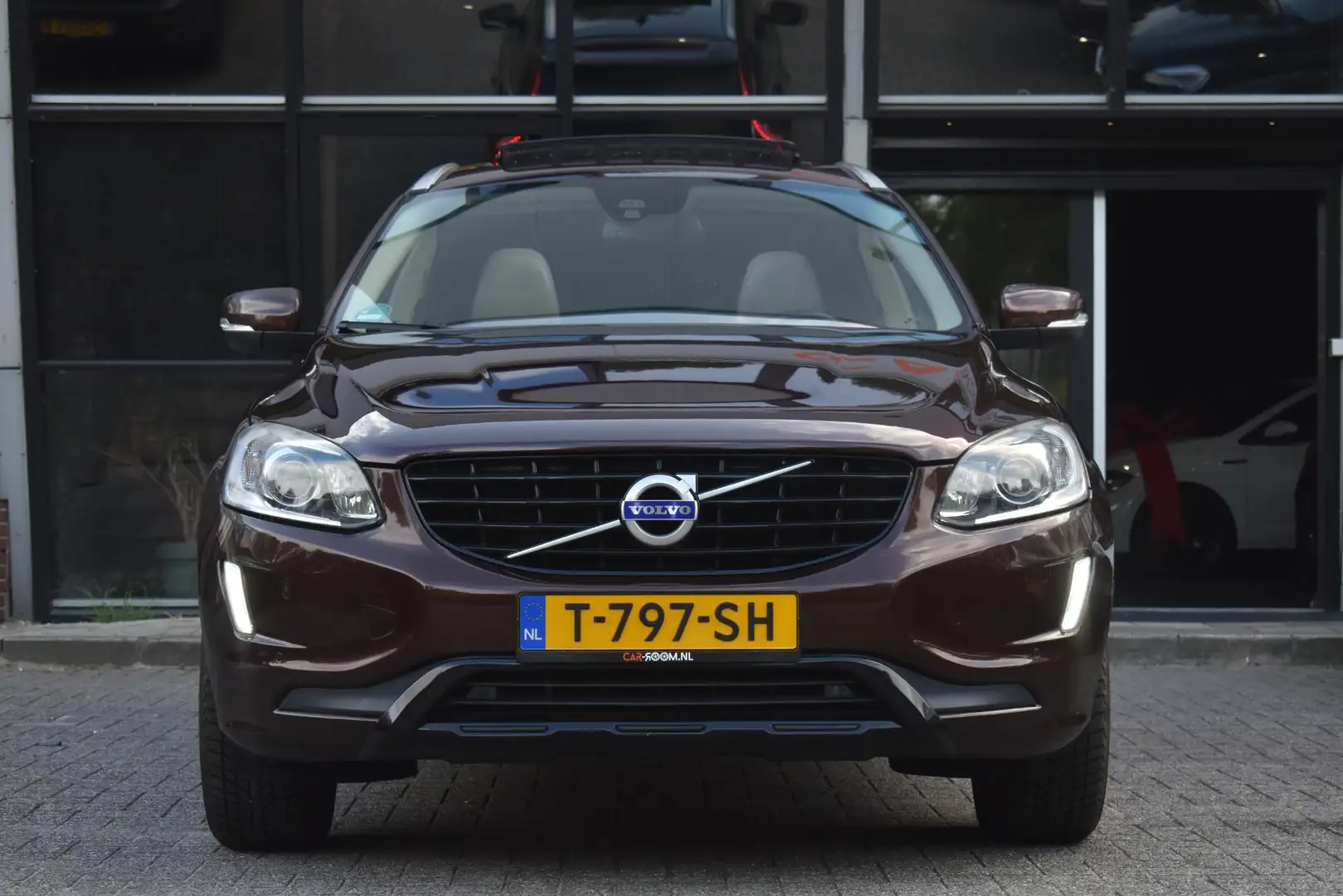 Volvo XC60 3.0 T6 R-Design AWD Pano Leder Keyless Elekstoelen Bruin - 2