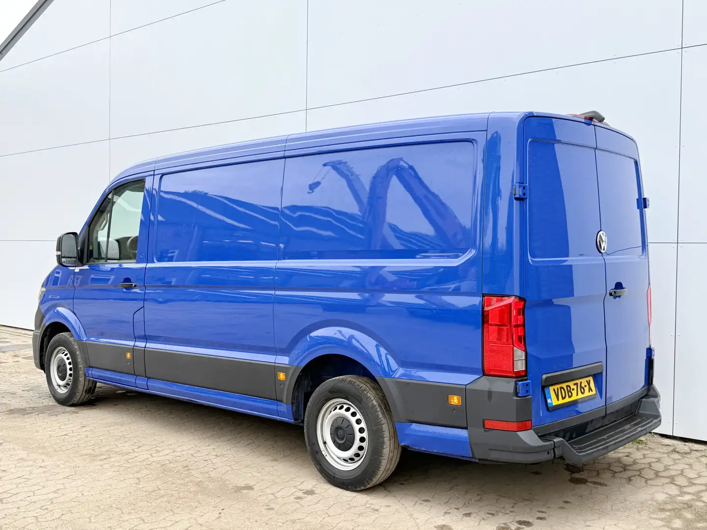 Volkswagen Crafter 2.0 TDI 180pk L3H2 Carplay Navigatie Airco Cruise Blauw - 2