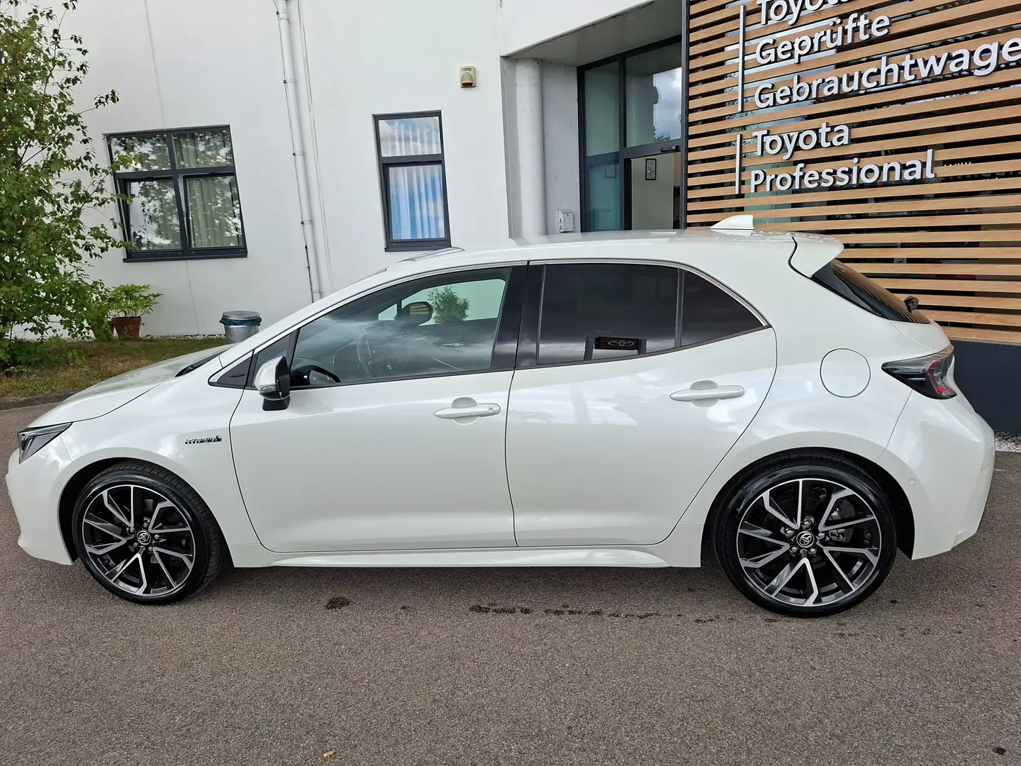 Toyota Corolla Corolla 2,0 Hybrid Lounge Weiß - 2