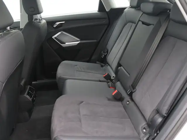 Audi Q3 view 15