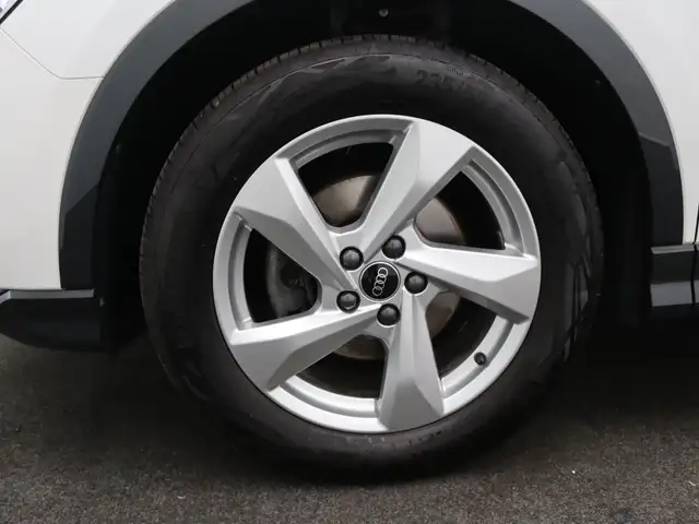 Audi Q3 view 9