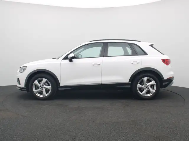 Audi Q3 view 4