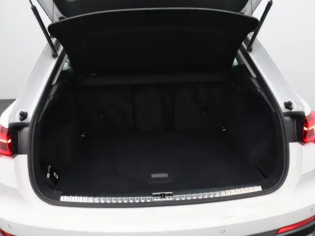 Audi Q3 view 14
