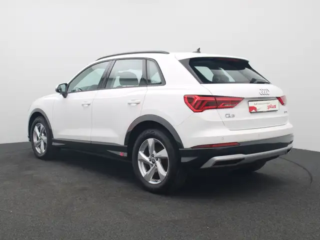 Audi Q3 view 5