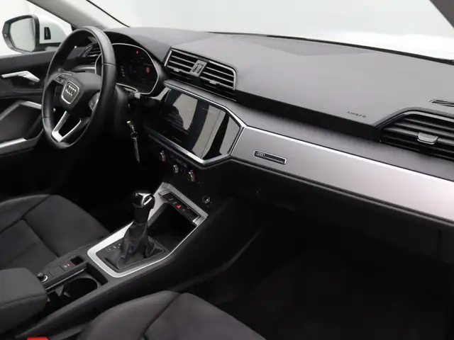 Audi Q3 view 12