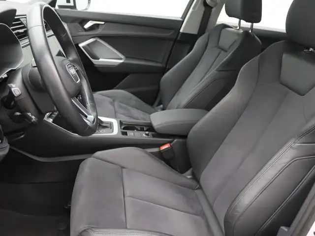 Audi Q3 view 10