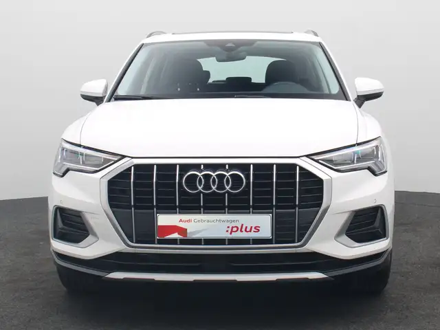 Audi Q3 view 3