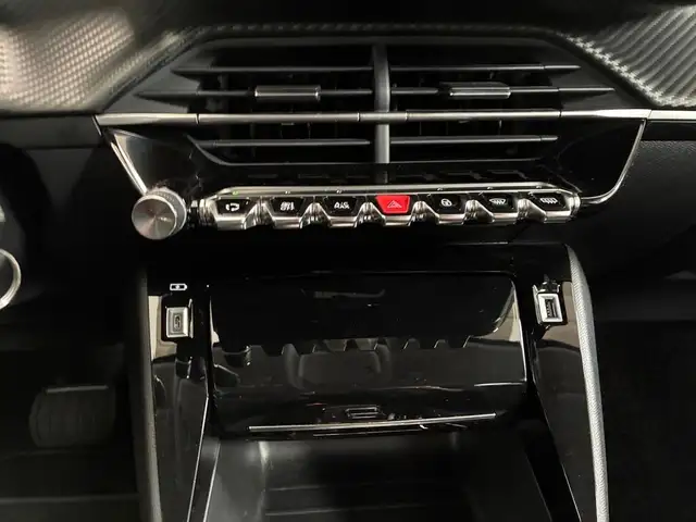 Peugeot 208 view 11