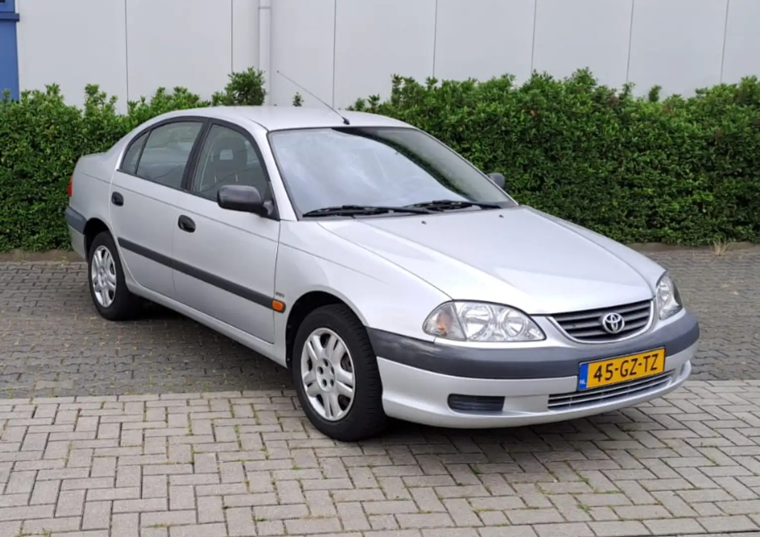 Toyota Avensis 1.8 LINEA SOL Mooie Auto Grijs - 2