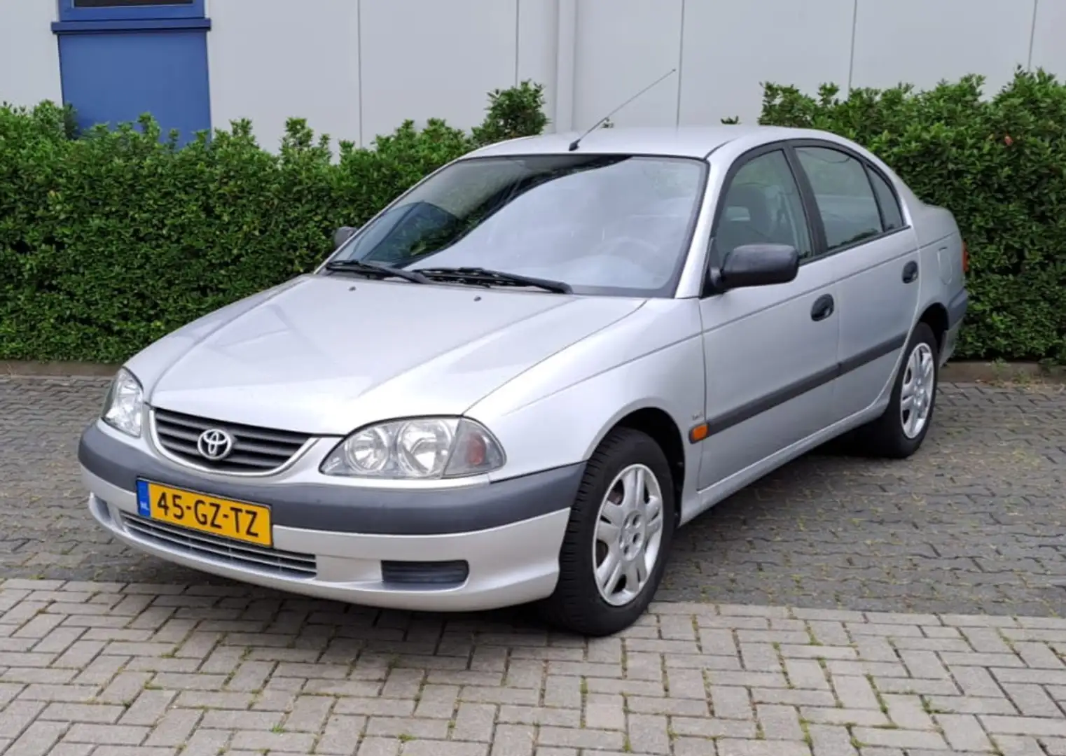 Toyota Avensis 1.8 LINEA SOL Mooie Auto Grijs - 1