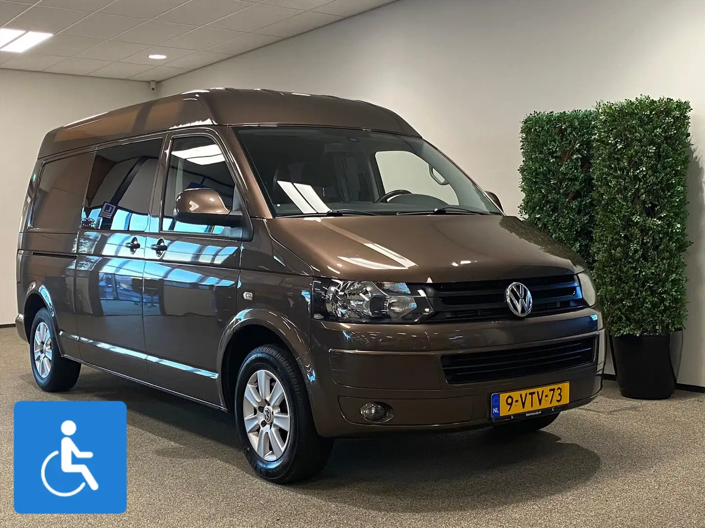 Volkswagen Transporter L2H2 Rolstoelbus Rolstoel voorin Bruin - 1