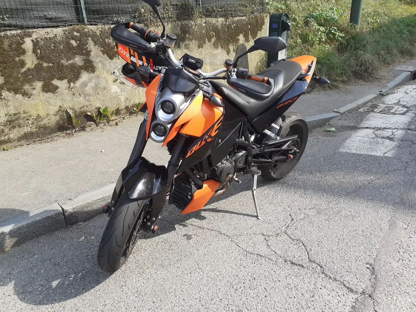 KTM 690 Duke crna - 1