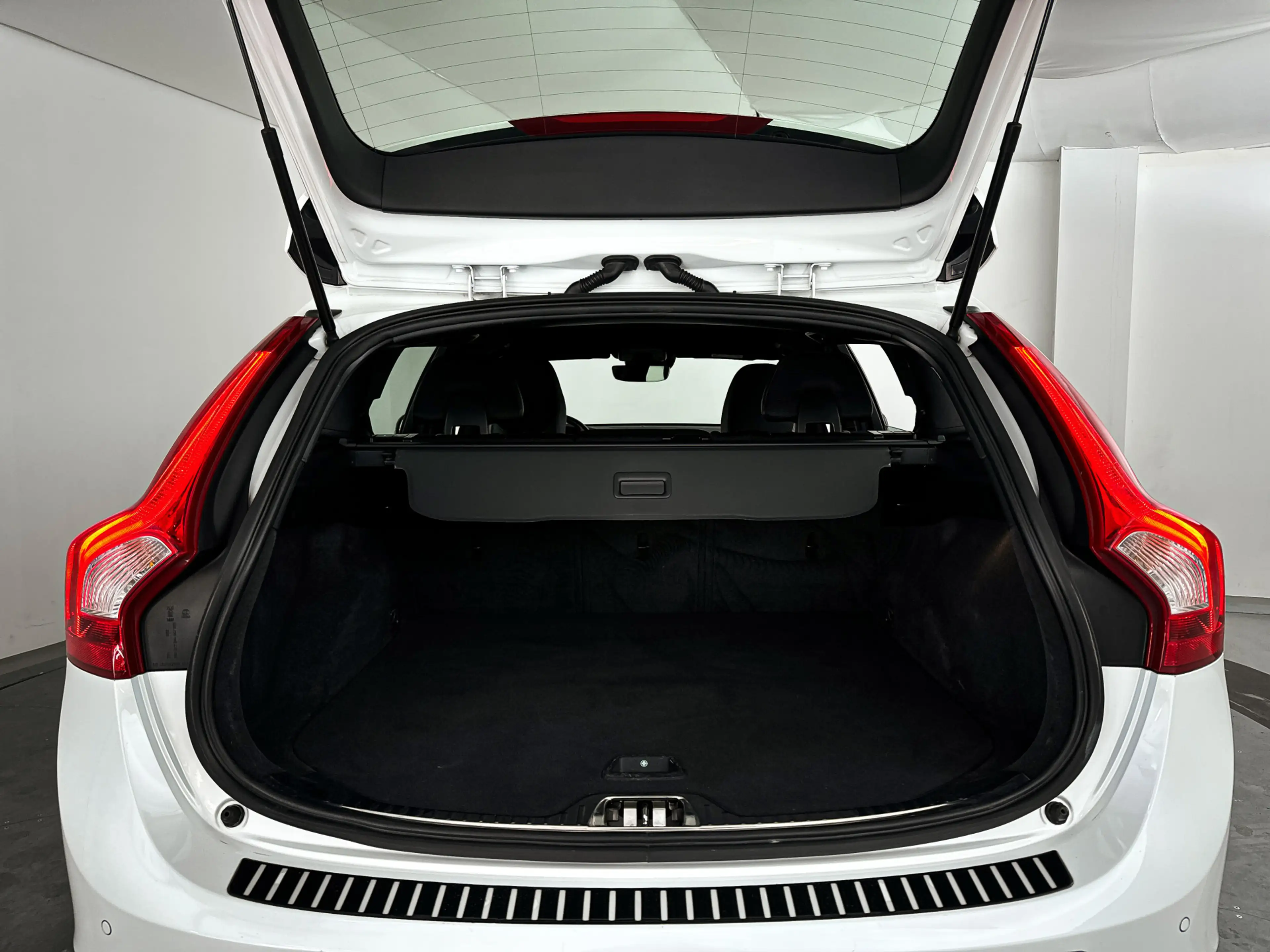 Volvo V60 Cross Country 2.0 D3 Polar+ | Parkeersensoren achter | Stoelverw — photo 12