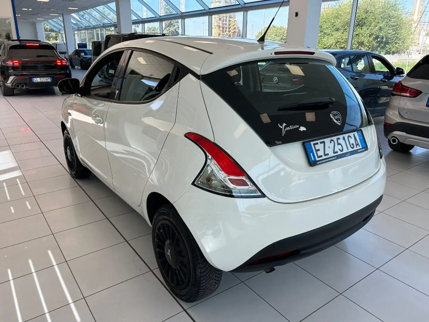 Lancia Ypsilon 0.9 TwinAir 85 CV 5 porte Metano Ecochic Elefantin Bianco - 2