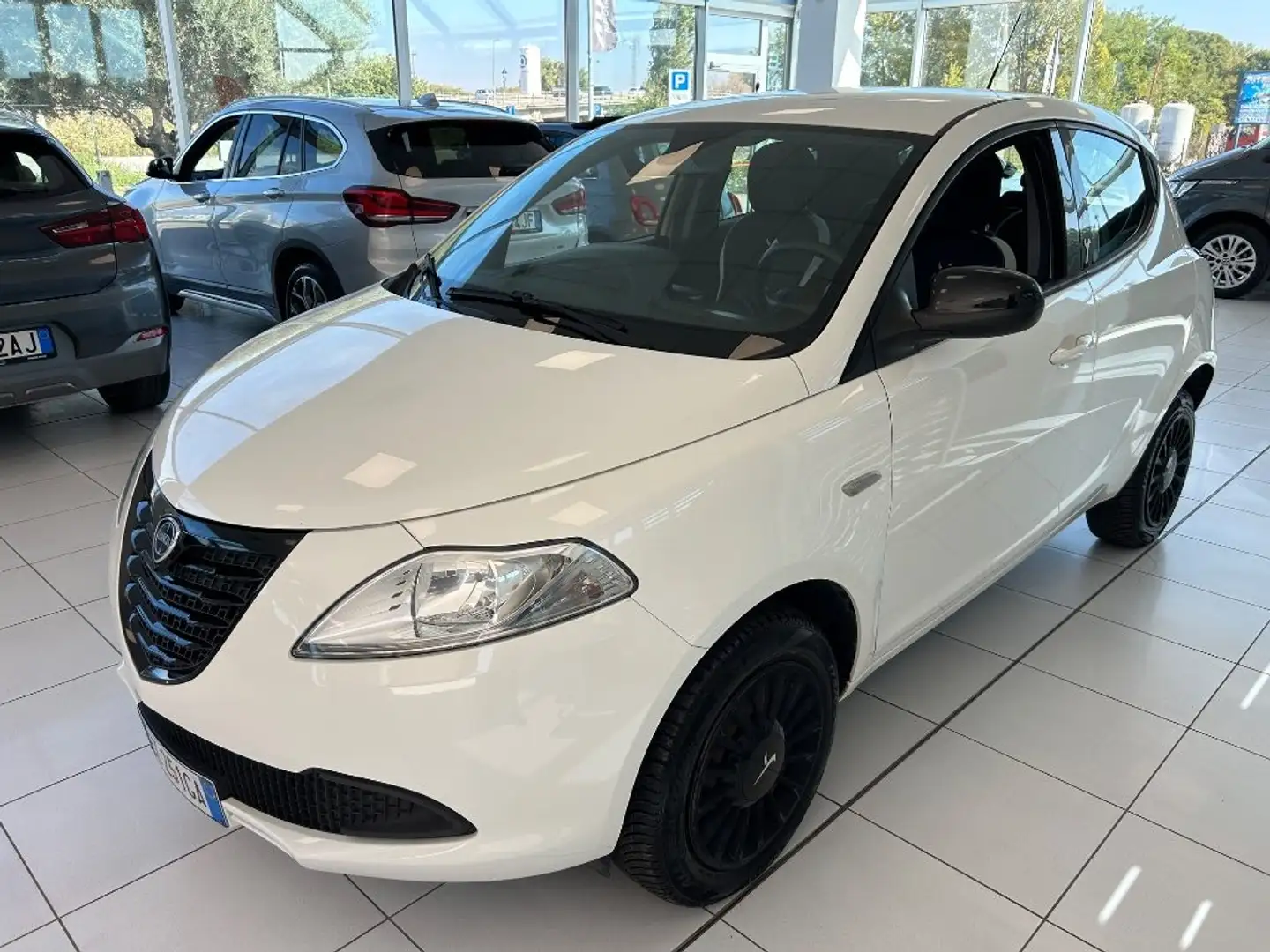 Lancia Ypsilon 0.9 TwinAir 85 CV 5 porte Metano Ecochic Elefantin Bianco - 1
