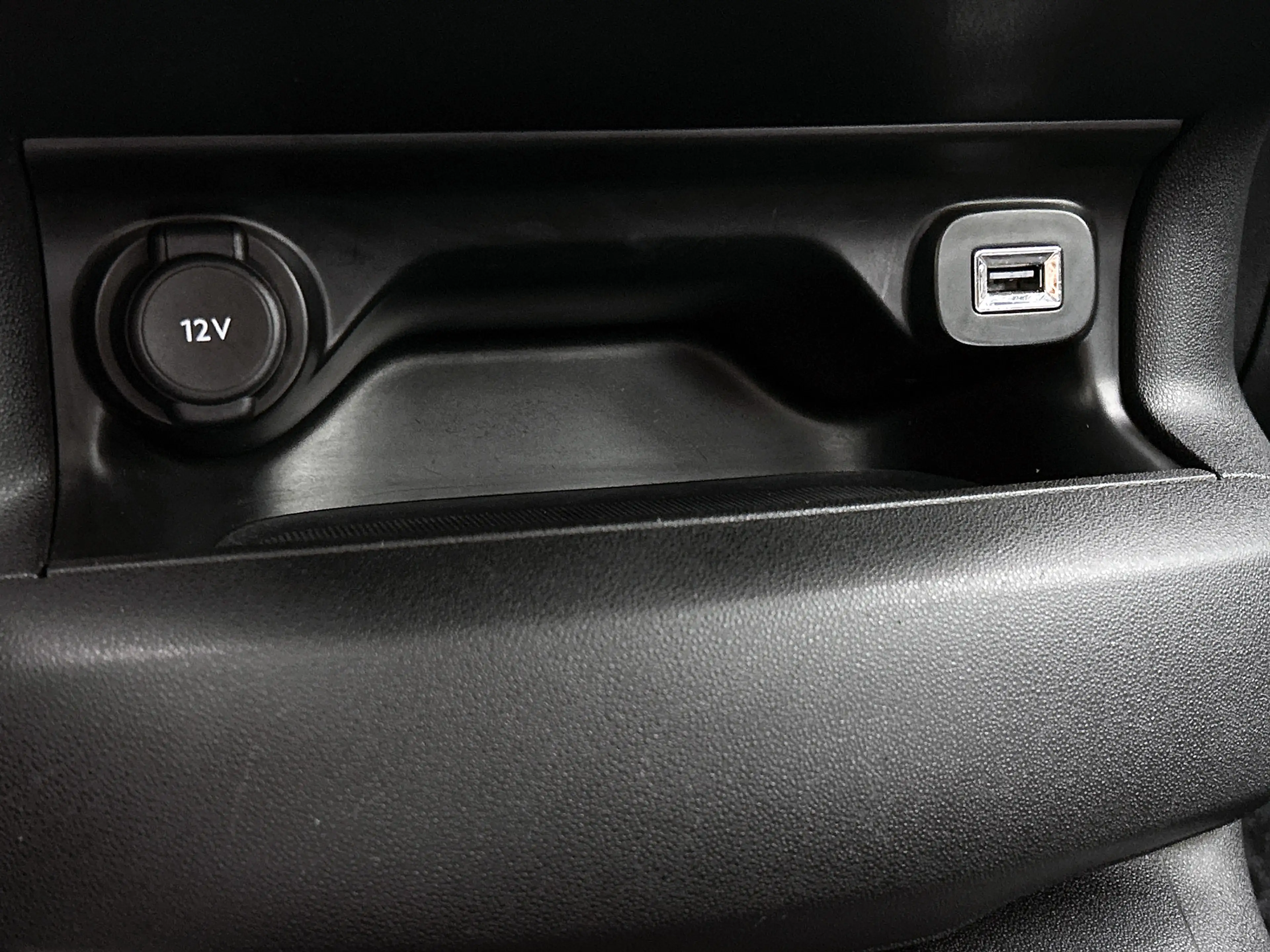 Citroen C4 Cactus 1.2 PureTech Business CarPlay, Navi — photo 31