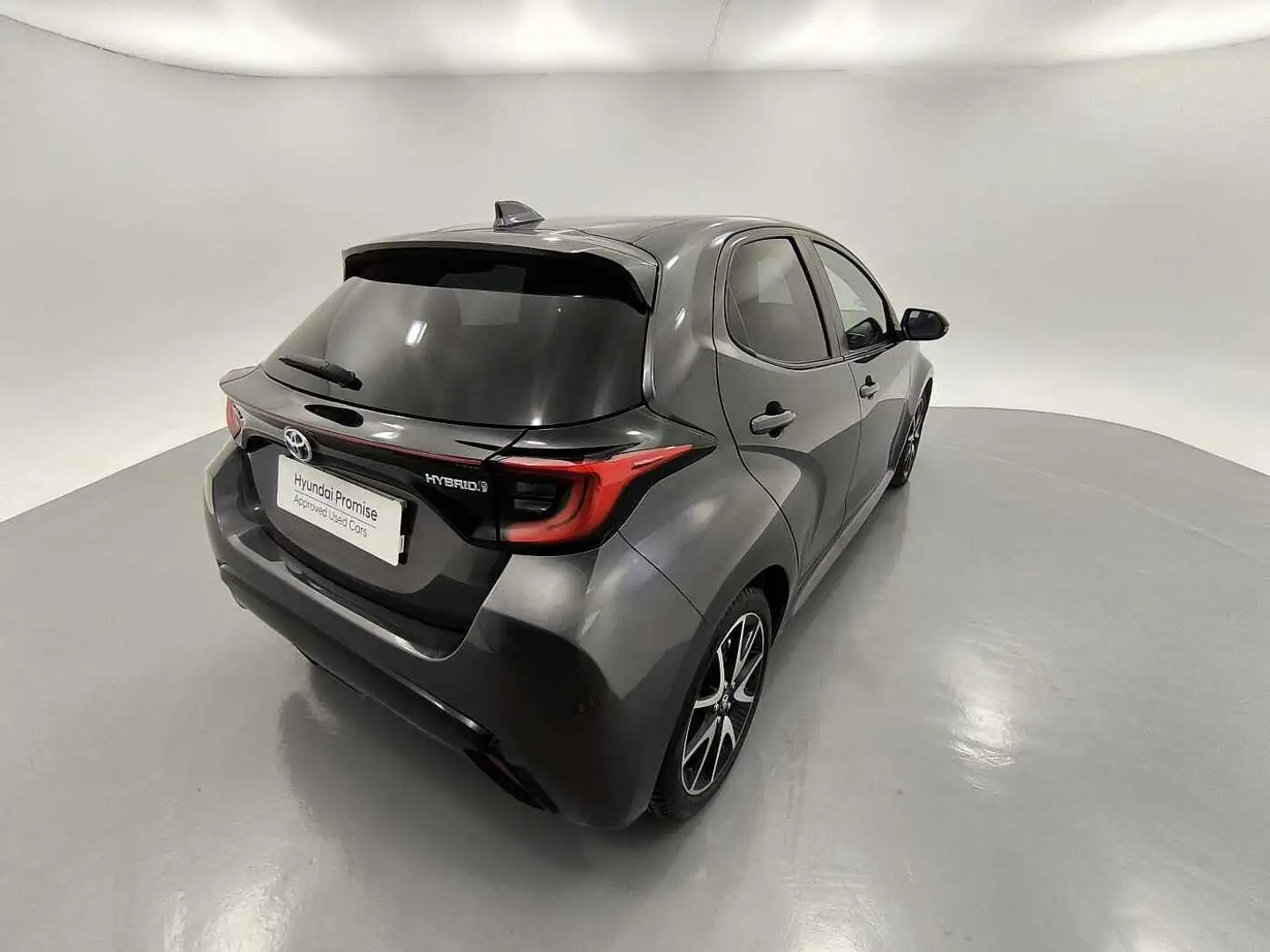 Toyota Yaris 120H 1.5 Style Gris - 2