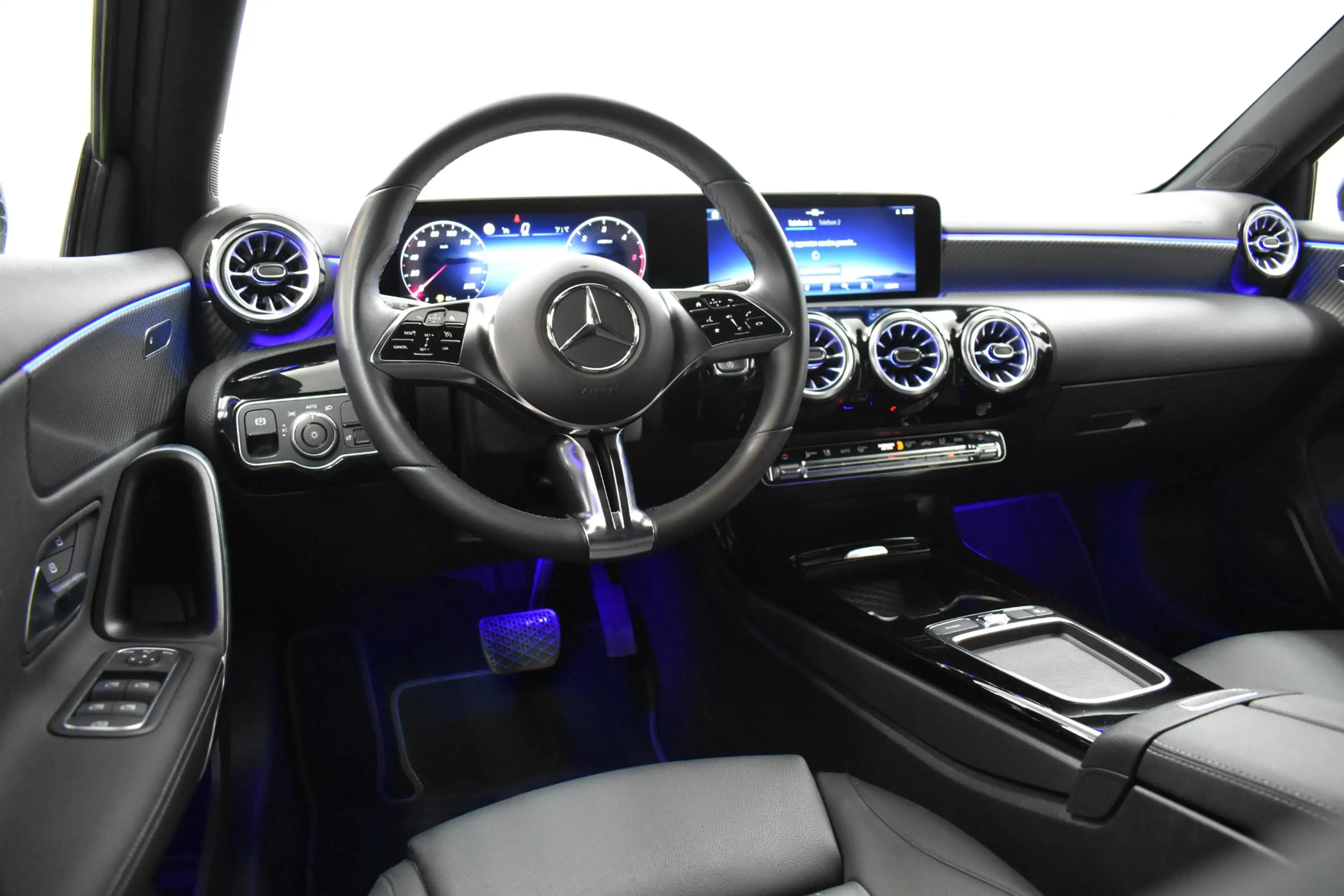 Mercedes-Benz A 180 A d Luxury Line — photo 11