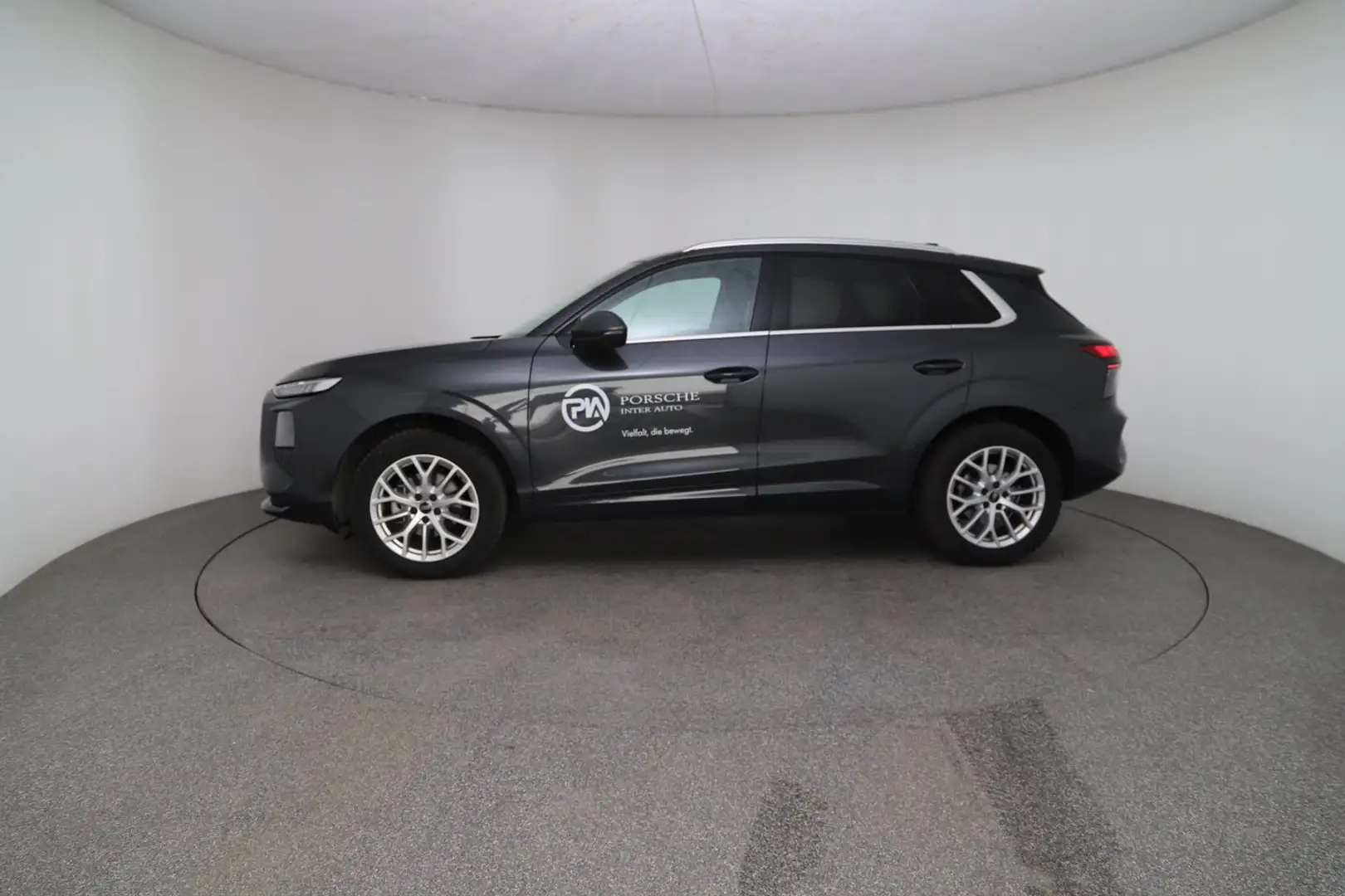 Audi Q3 TFSI 110 kW  intense Grau - 2