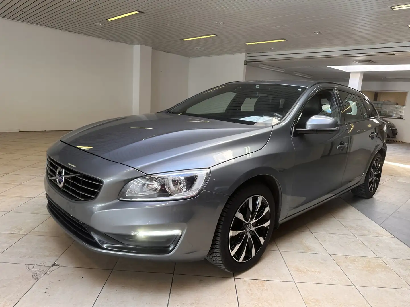 Volvo V60 2.0 D2 Dynamic Edition Gris - 1