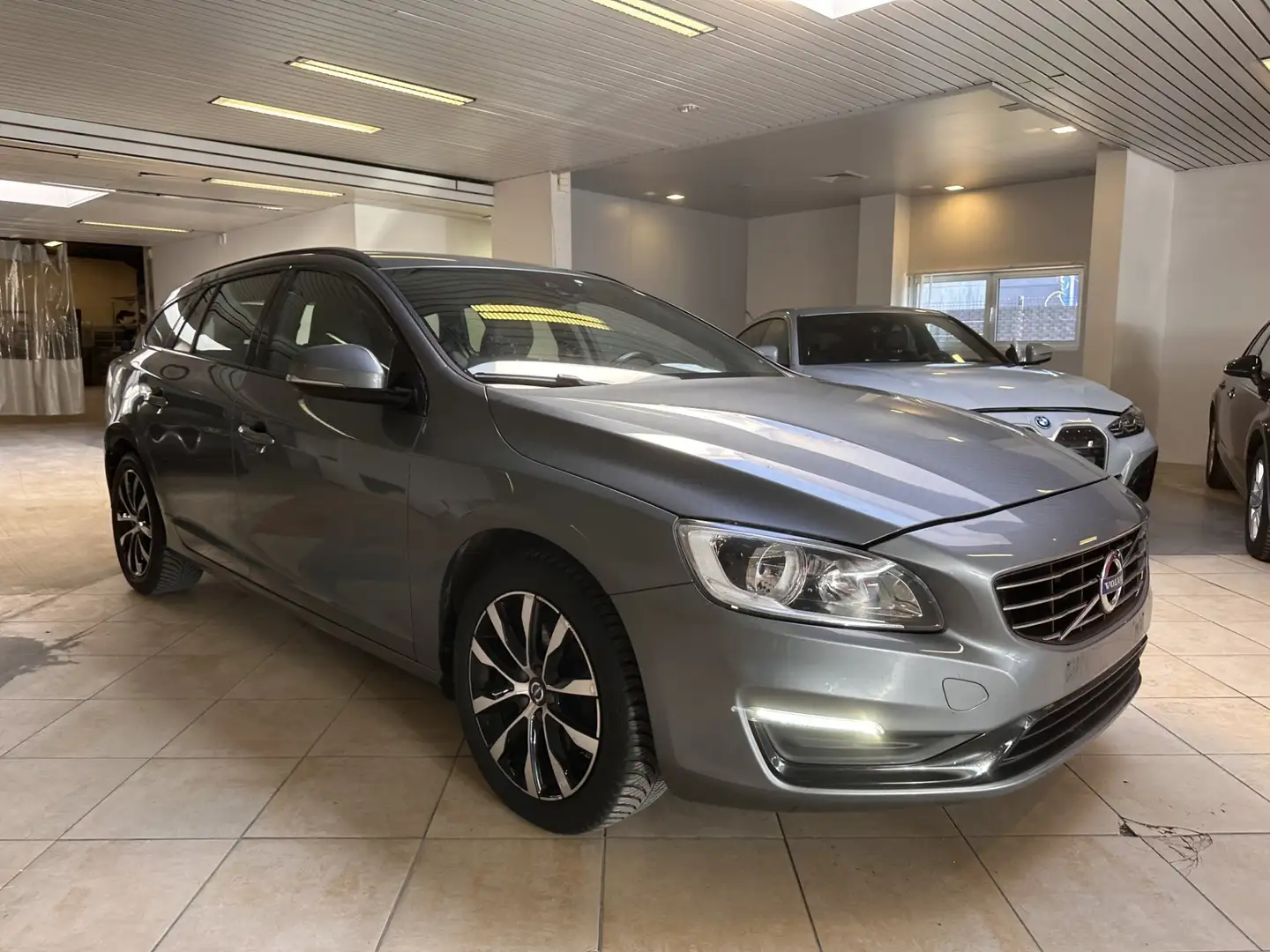 Volvo V60 2.0 D2 Dynamic Edition Gris - 2