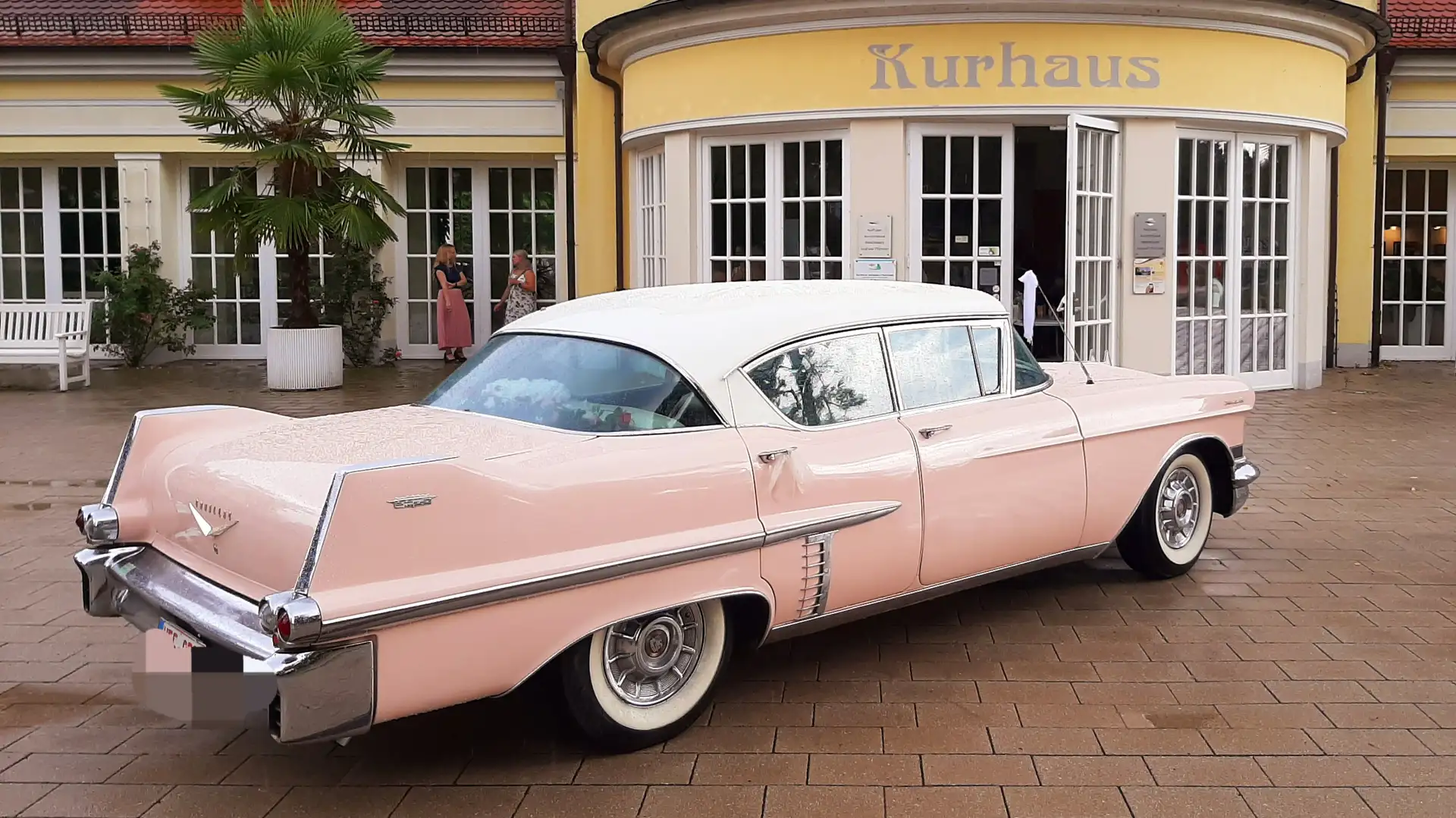 Cadillac Series 62 Sedan de Ville Beige - 2