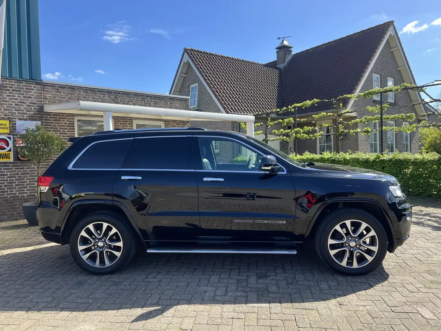 Jeep Grand Cherokee 3.0 L V6 MultiJet 250pk 4WD A8 Overland, BOMVOL Zwart - 2