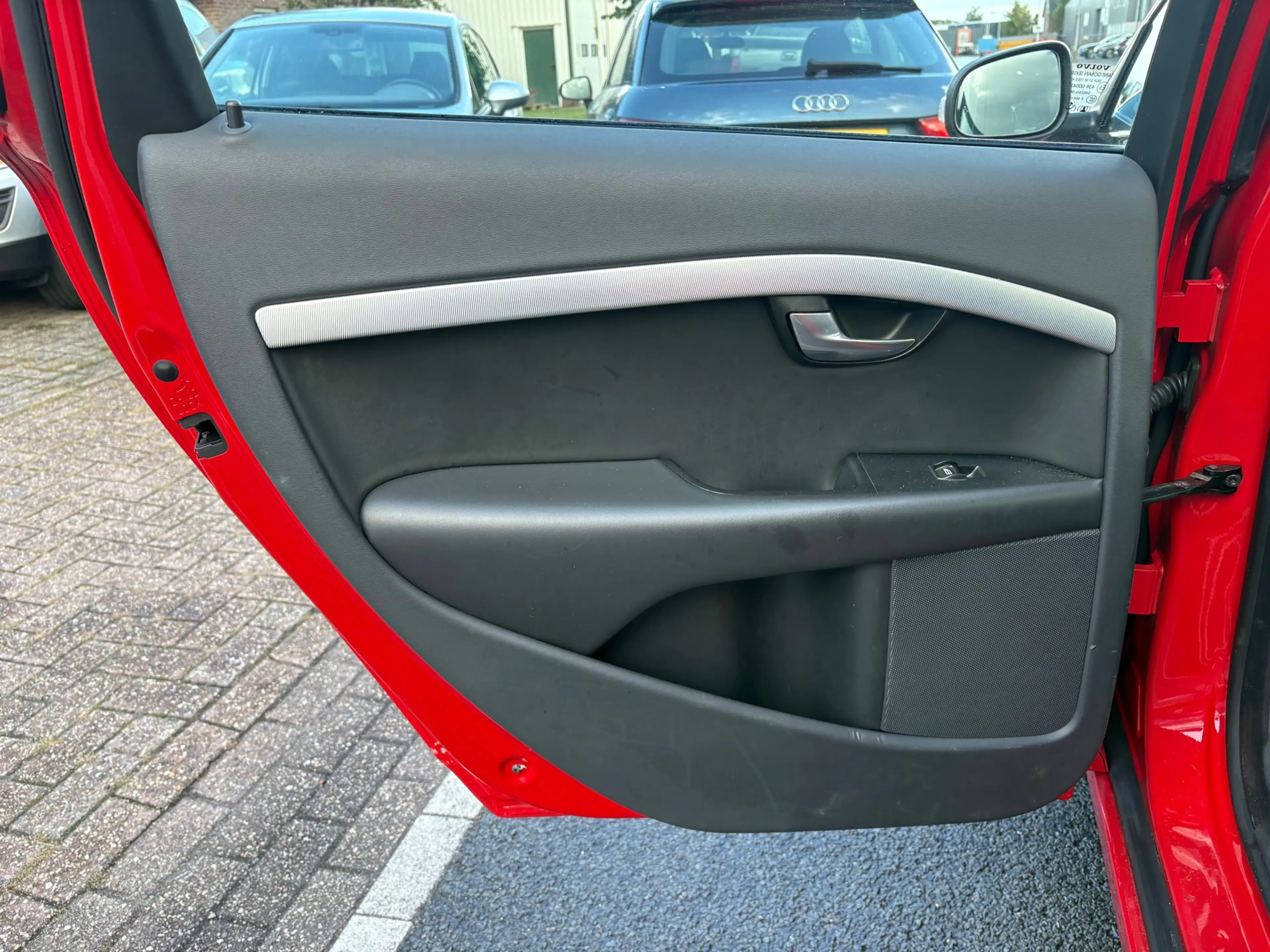 Volvo V70 2.5T RDesign CARPLAY/PDC/CAMERA/PANO/STOELVERW/NAP — photo 15