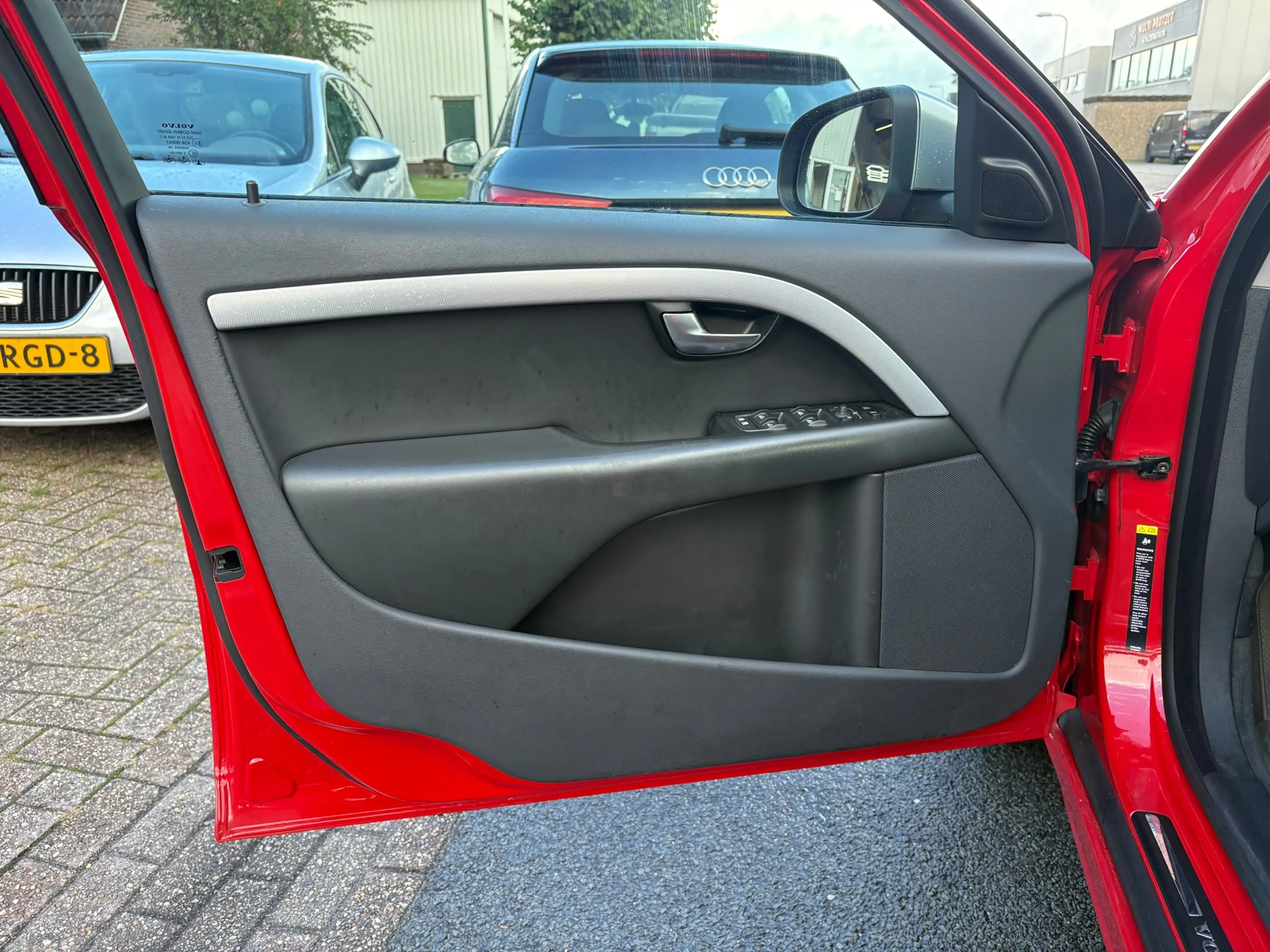 Volvo V70 2.5T RDesign CARPLAY/PDC/CAMERA/PANO/STOELVERW/NAP — photo 32