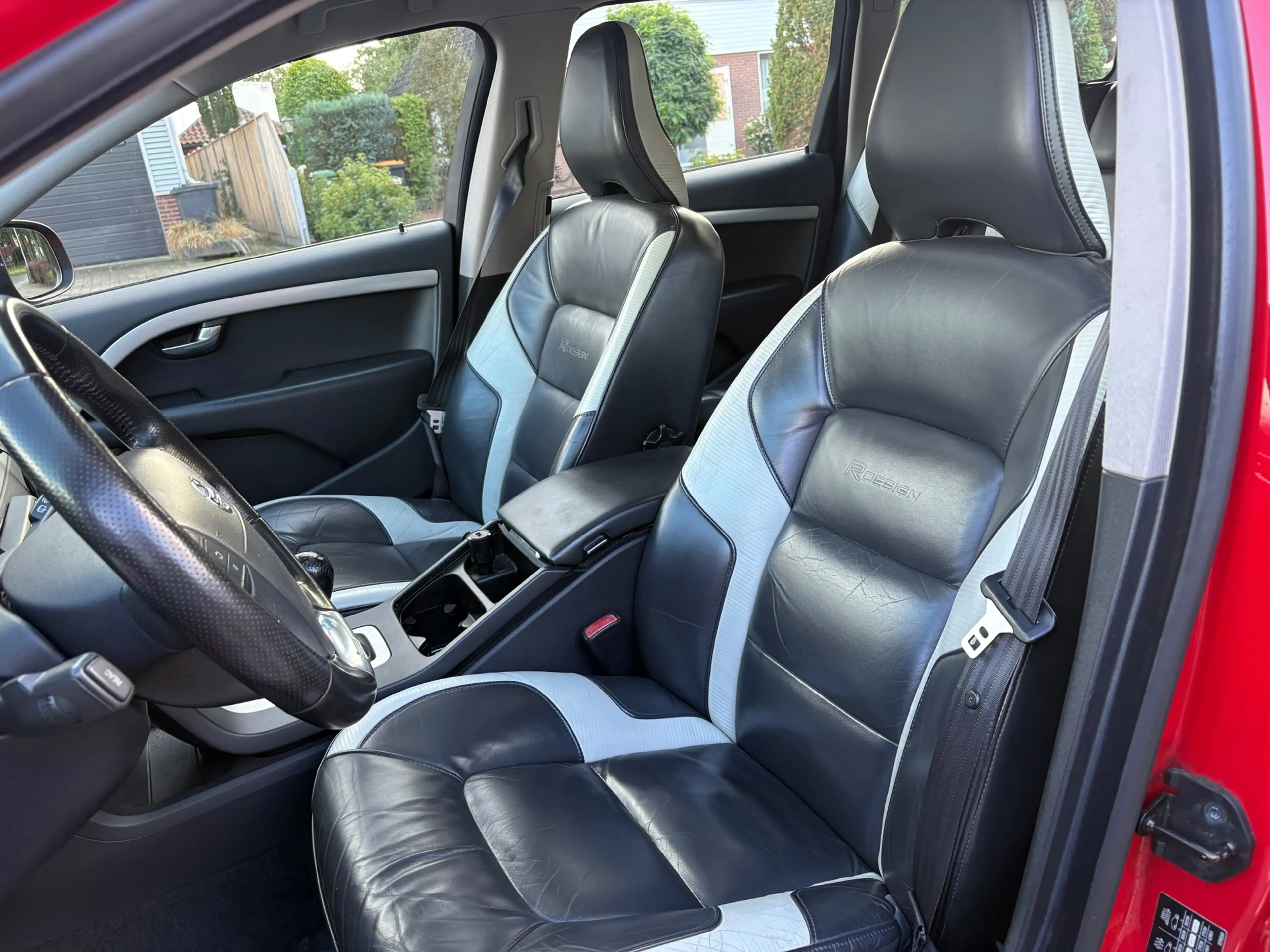 Volvo V70 2.5T RDesign CARPLAY/PDC/CAMERA/PANO/STOELVERW/NAP — photo 4