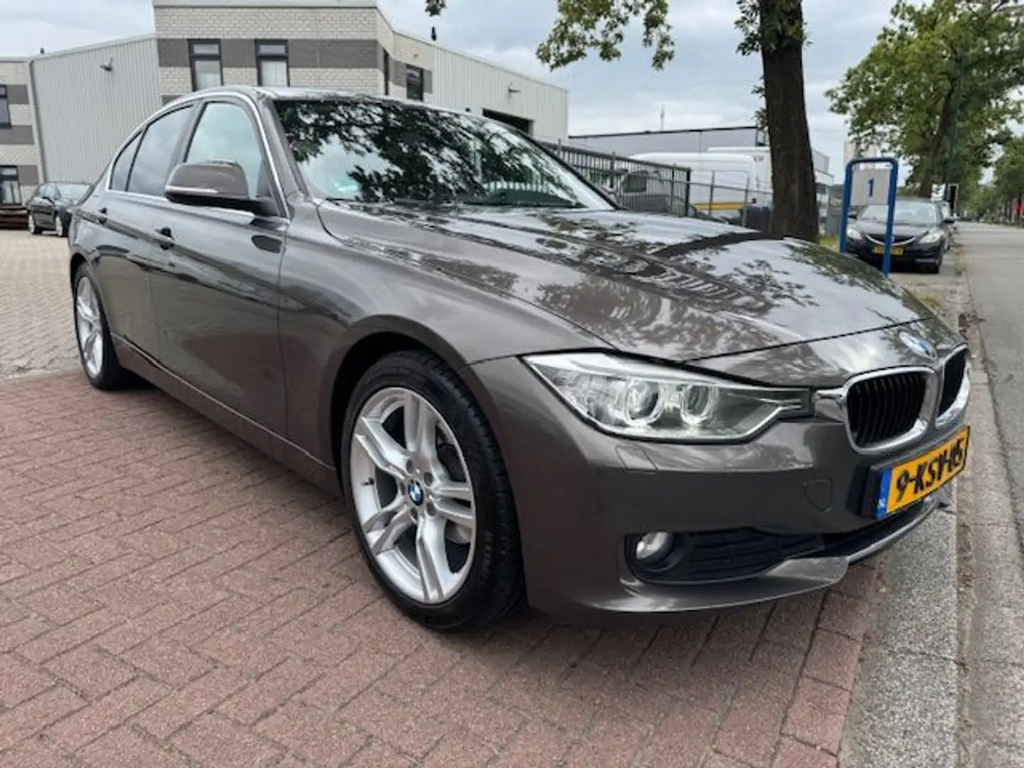 BMW 320 3-serie 320i Efficient Dynamics Edition Executive Bruin - 1