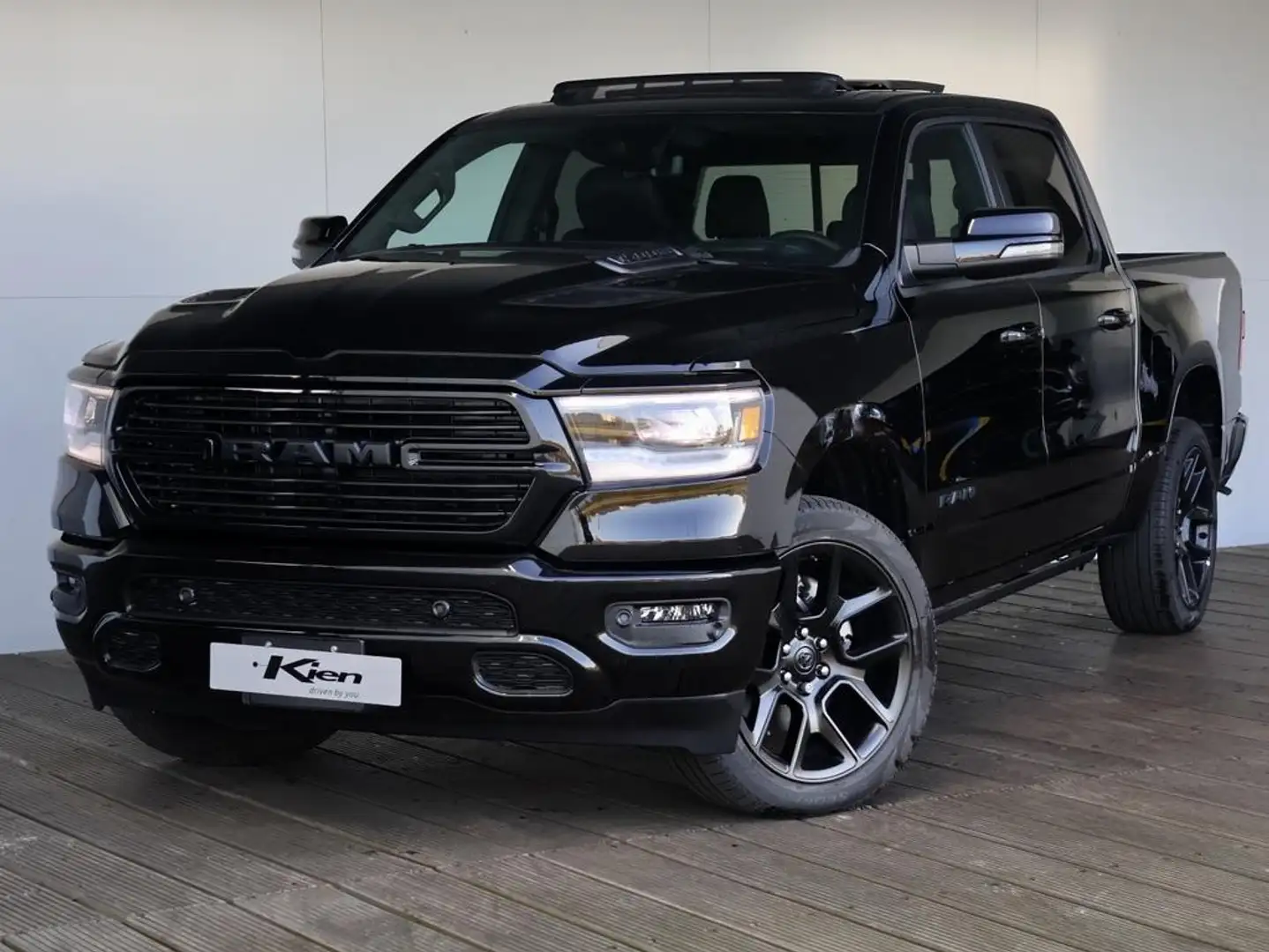 Dodge RAM 1500 5.7 V8 4x4 Crew Cab Sport Night Edition | Ele Zwart - 2