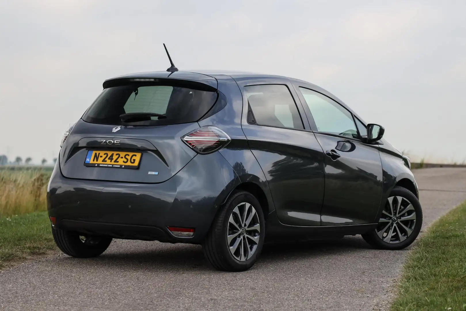 Renault ZOE R135 Intens 52 kWh Koopaccu ✅ Leder ✅ Camera ✅ War Grijs - 2