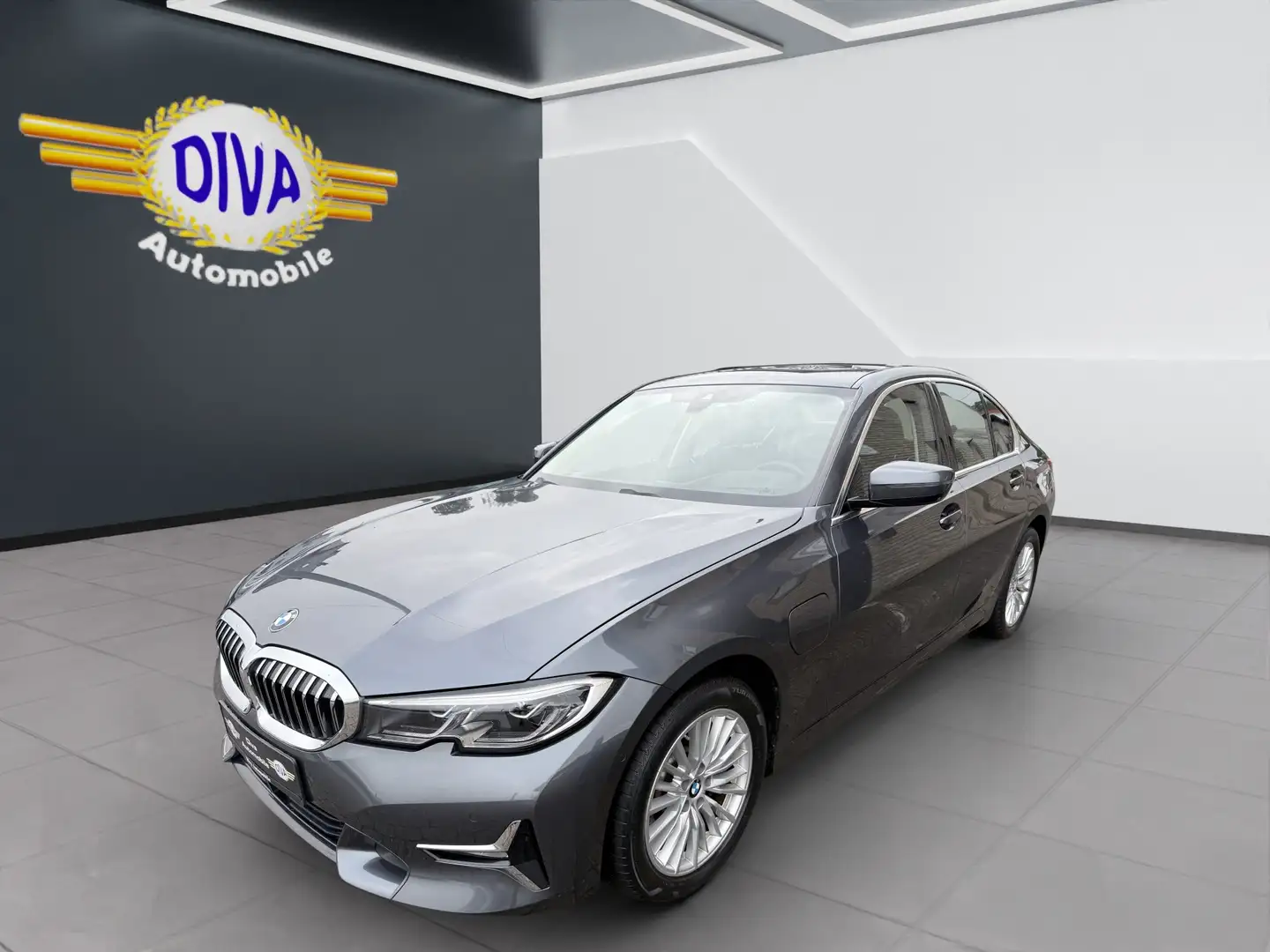 BMW 330 330 e Luxury Line 1.Hand Grau - 1